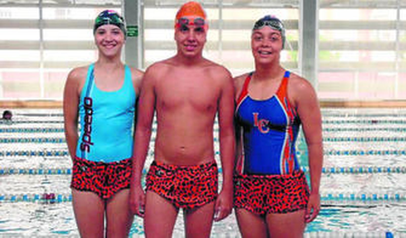Los tres representantes del Club Natación Huelva que van a participar en el Andaluz.