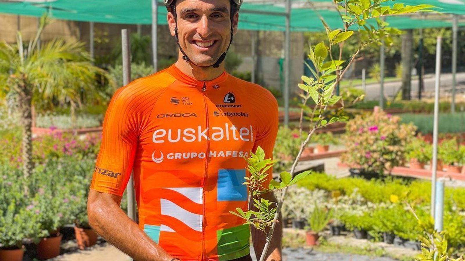 Luis Ángel Maté, con uno de los árboles que donará para Sierra Bermeja.