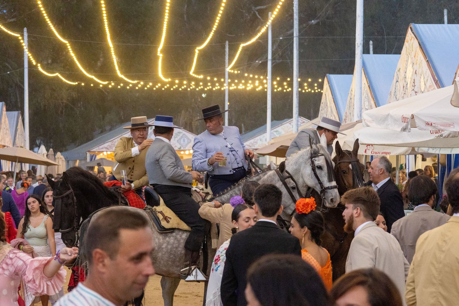 Feria del Caballo 2023: Imágenes del ambiente en la noche del sábado