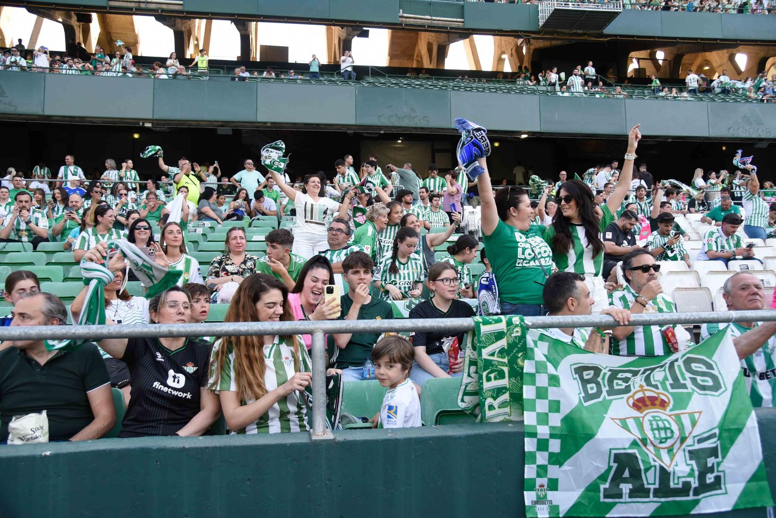 Las fotos de la afición del Betis en el Villamarín
