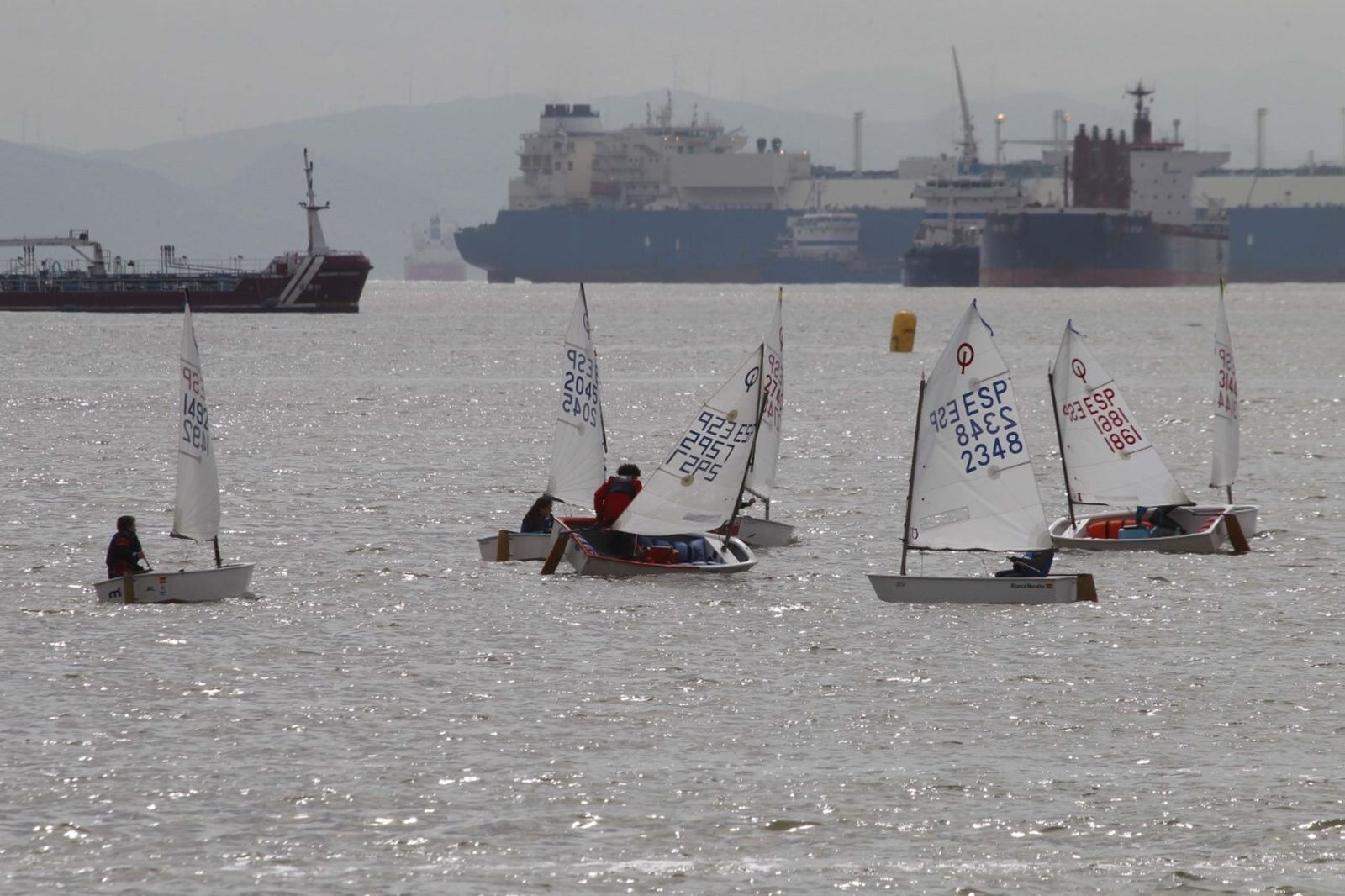 Las embarcaciones, en el agua de la playa de Poniente de La Línea