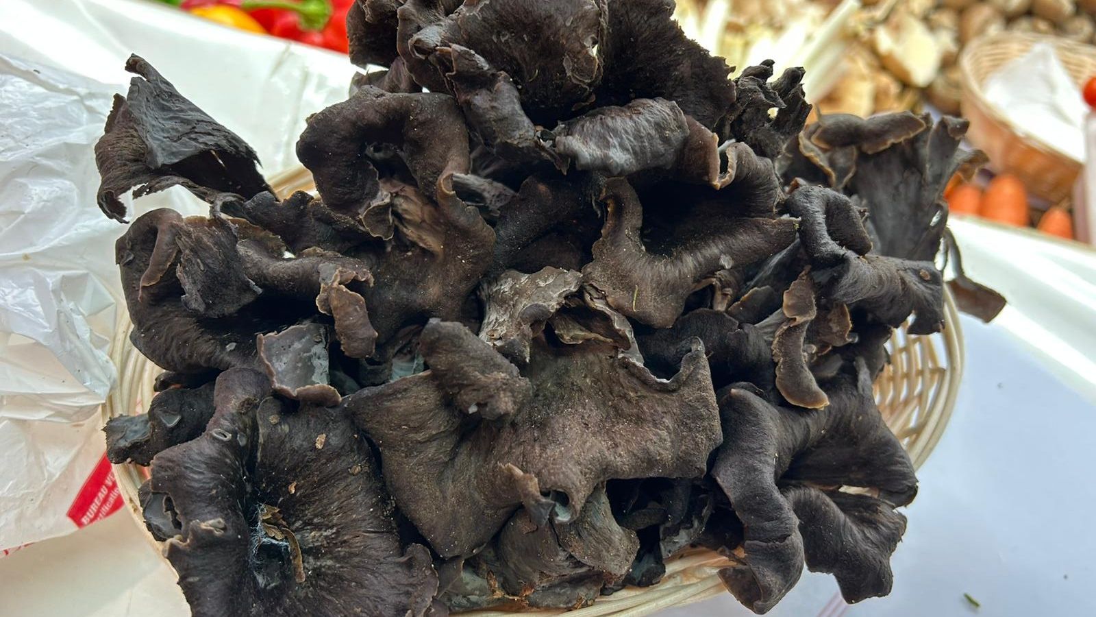 Setas trompeta de la muerte o trompeta negra