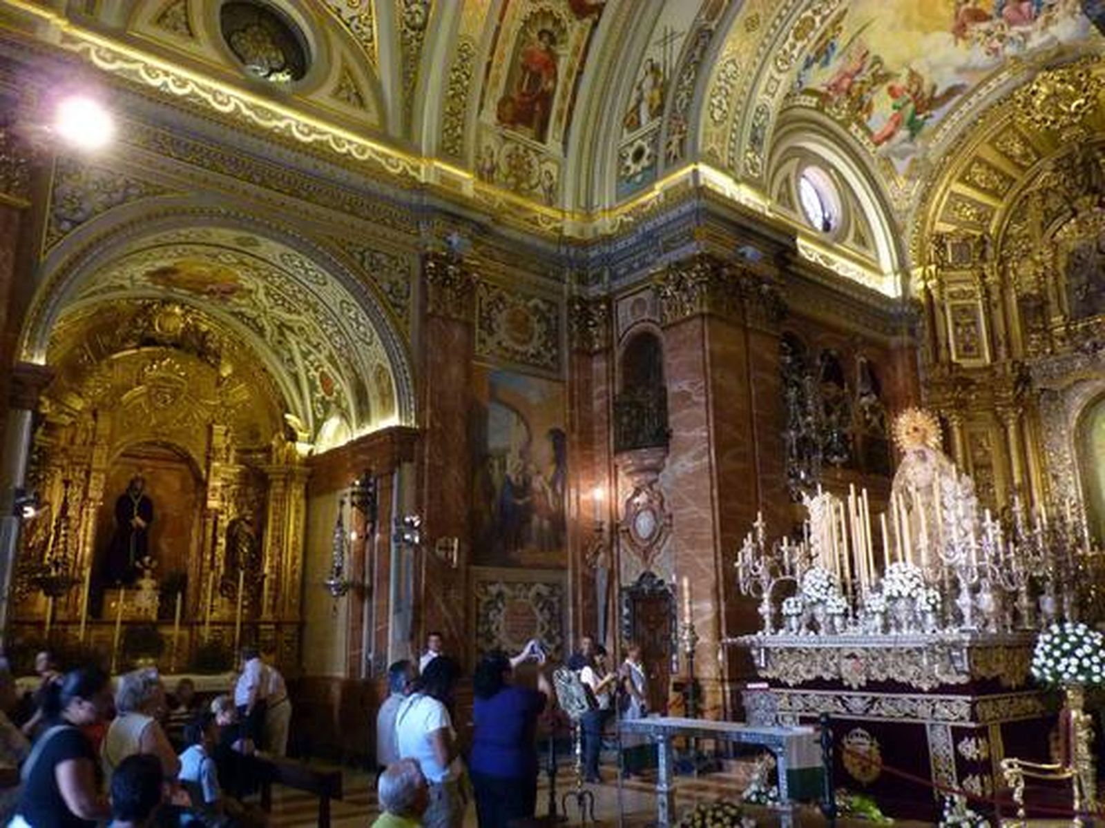 Los fieles acudieron a la basílica para ser testigos de la imagen excepcional de la Virgen.

Foto: Ruesga Bono