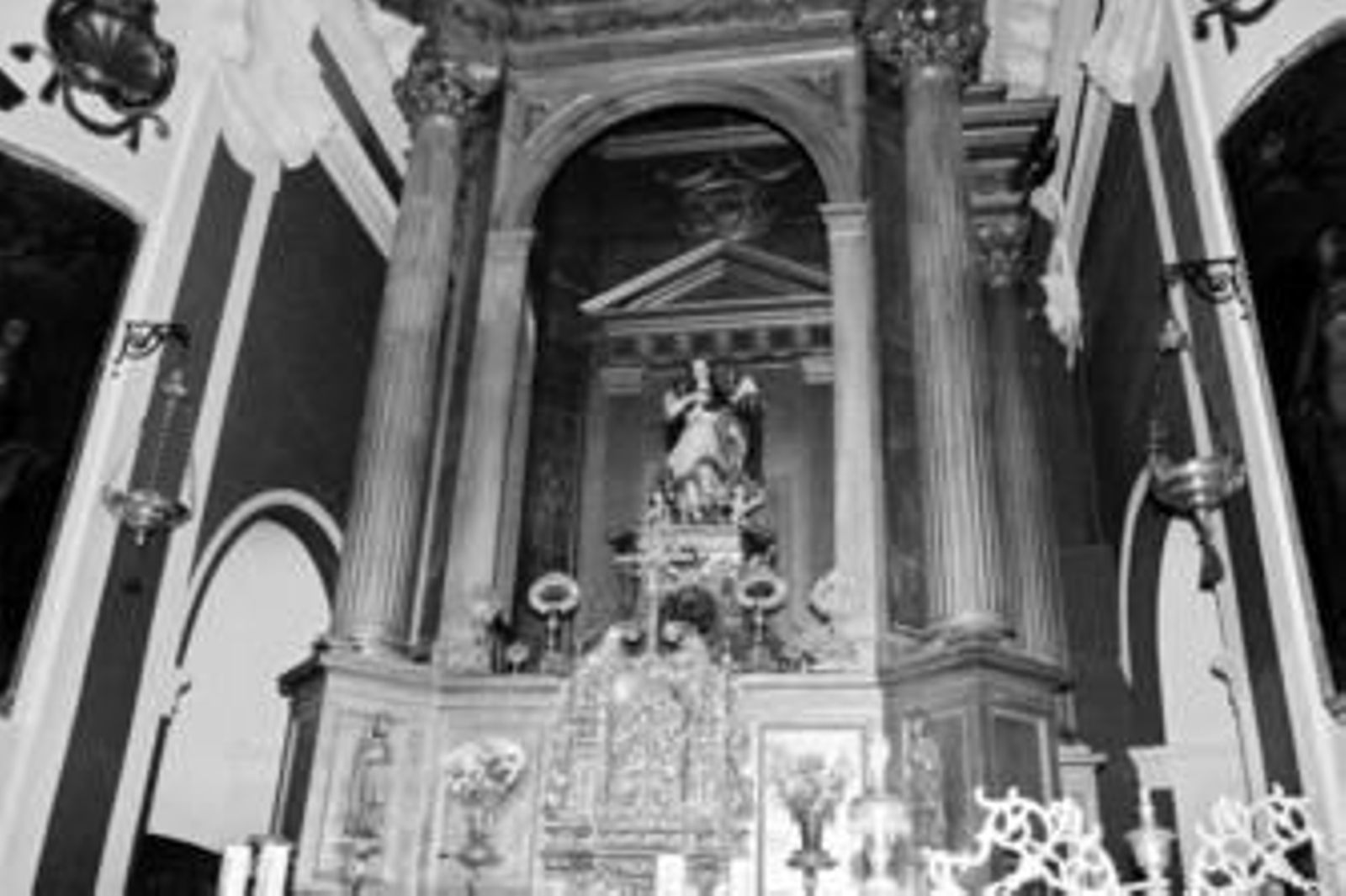El San Rafael de la Hermandad del Socorro, ayer en el retablo mayor de la iglesia del Juramento.
