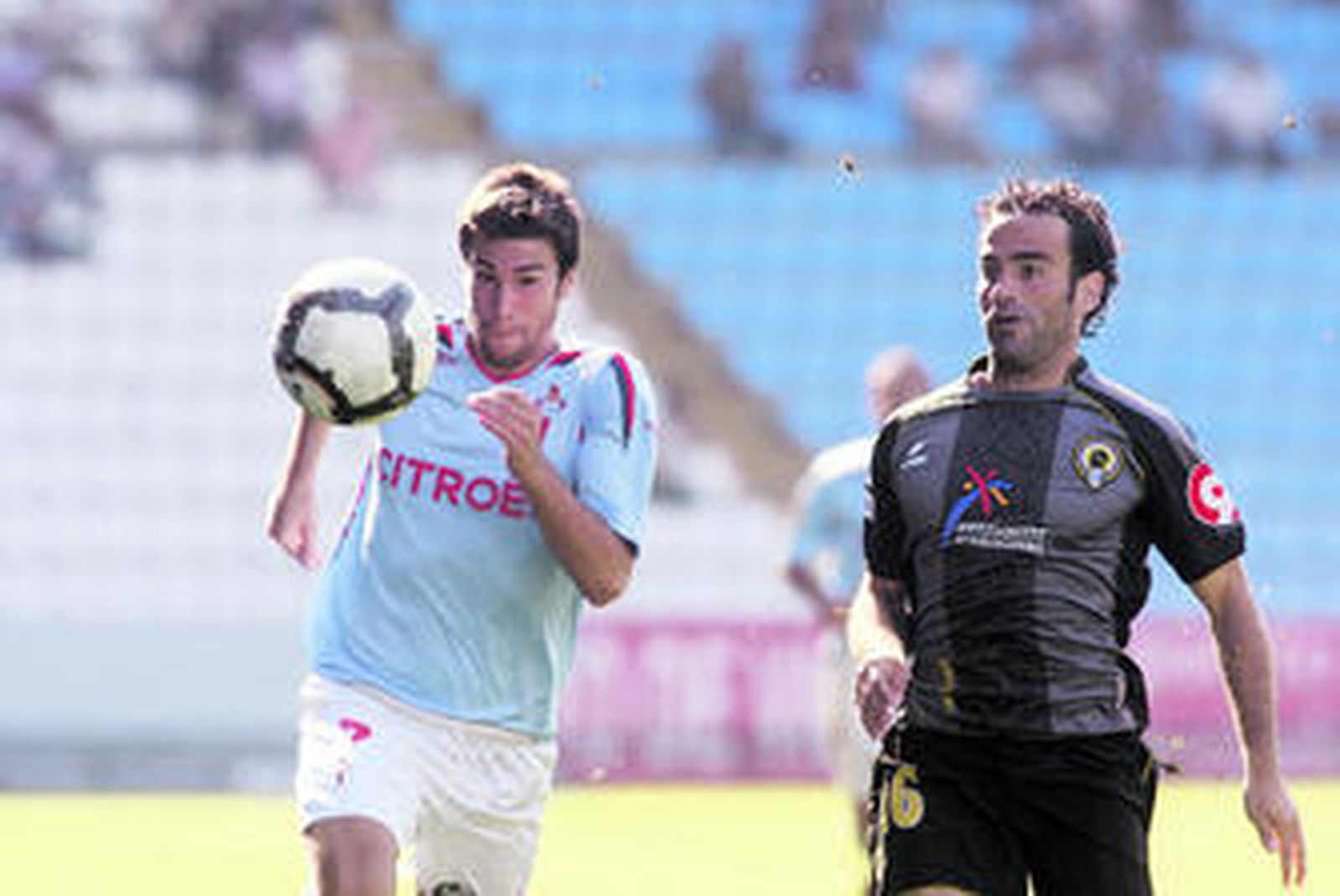 El celtiña López Garai corre para hacerse con el control del balón.