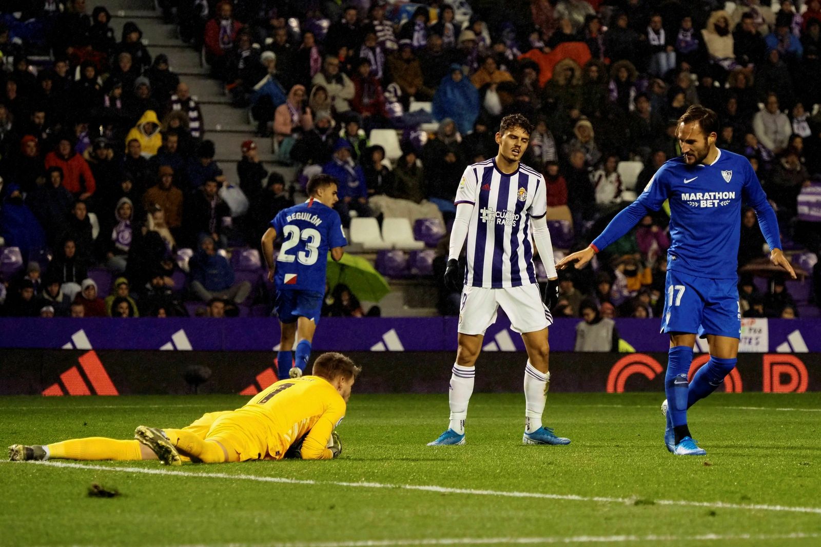 Vaclik bloca el balón ante Gudelj en el tramo final, un gesto de control que desepera al rival.