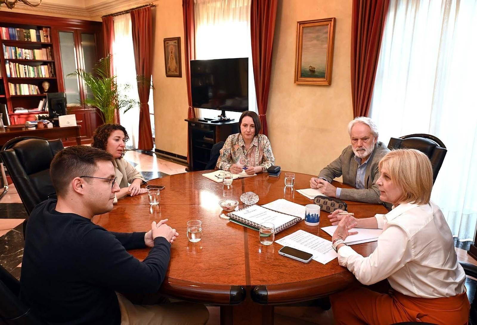 La alcaldesa durante el encuentro con el director de Ikea en Jerez. La alcaldesa durante el encuentro con el director de Ikea en Jerez.