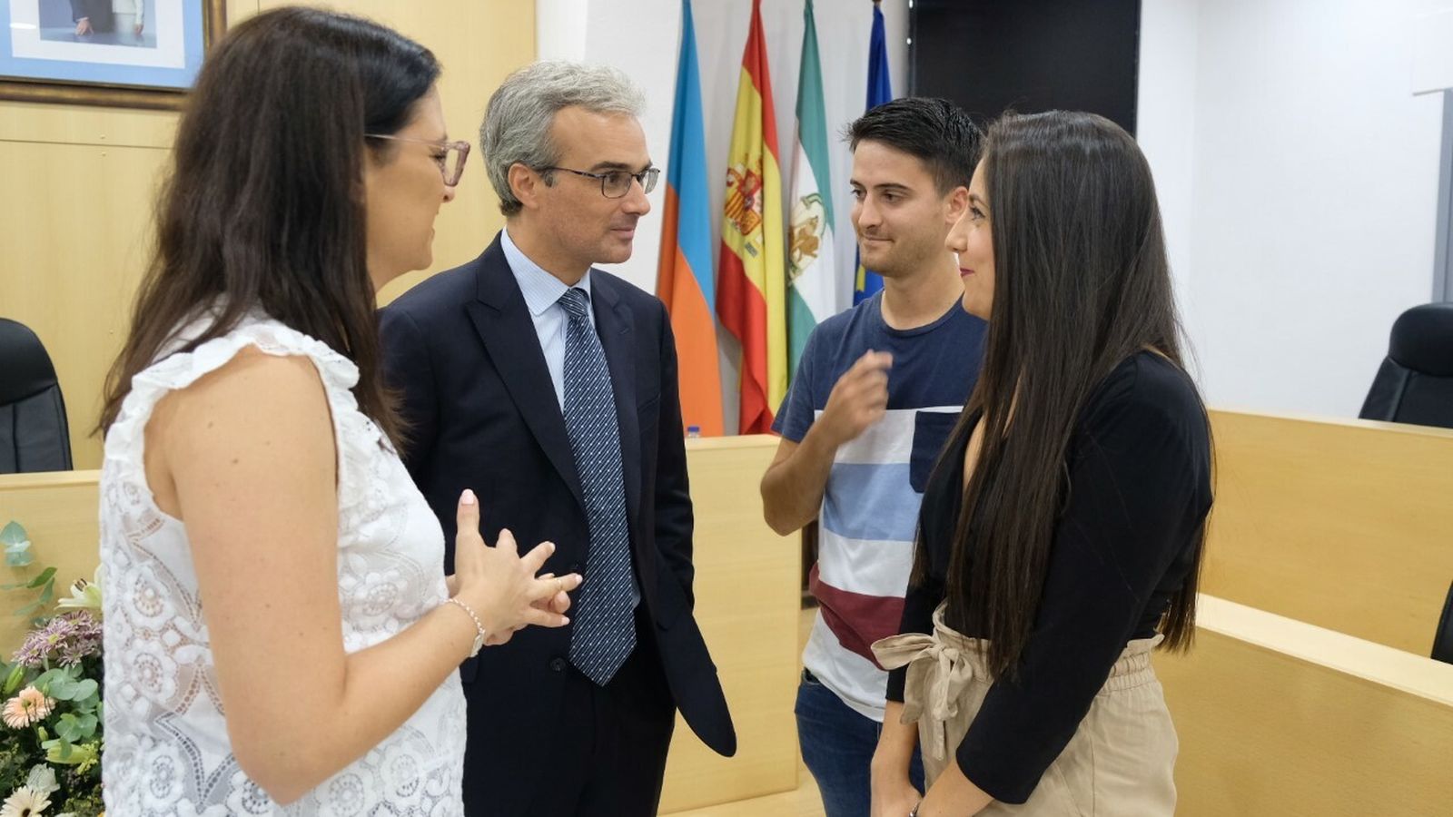 José Manuel Lara García, presidente de la Fundación Lara, conversa con algunos becados.