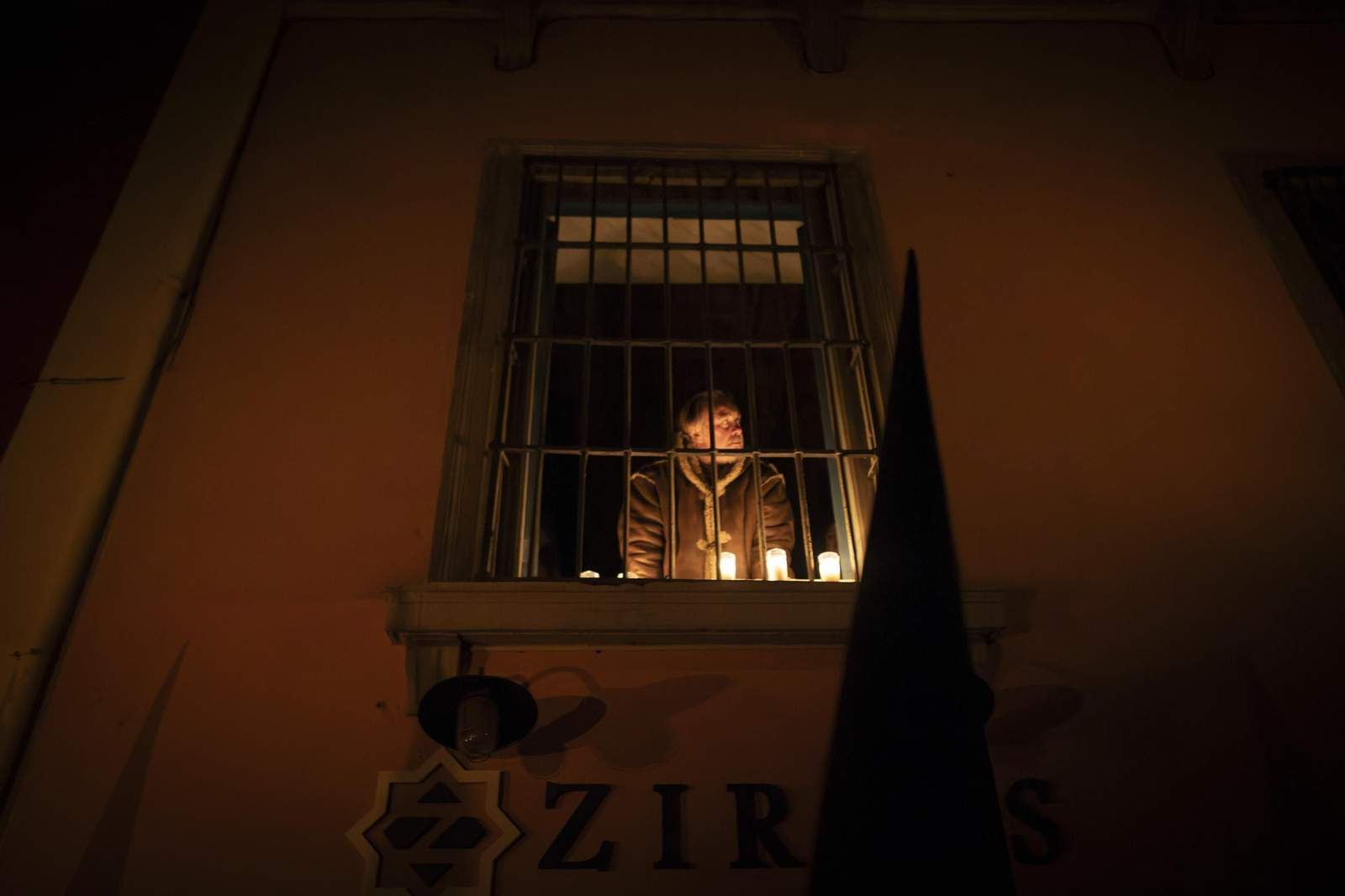 Silencio y oscuridad: las mejores fotos de la procesión del Cristo de la Misericordia de Granada