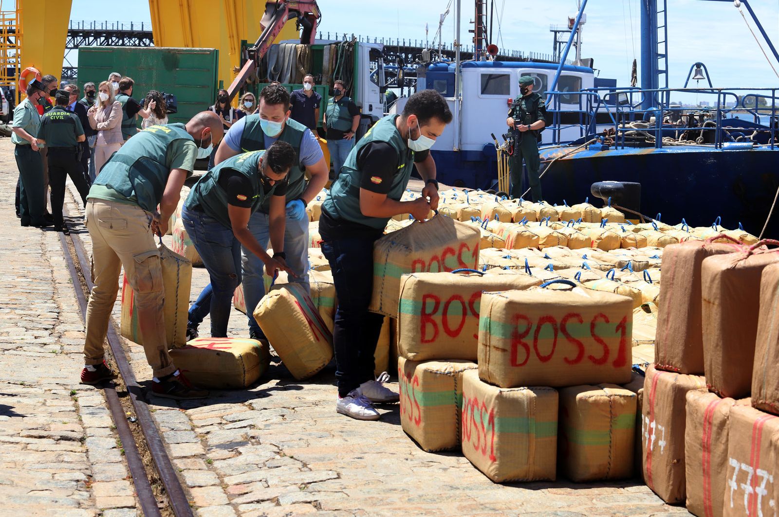 Imágenes de uno de los mayores alijos de hachís incautado por la Guardia Civil en Huelva