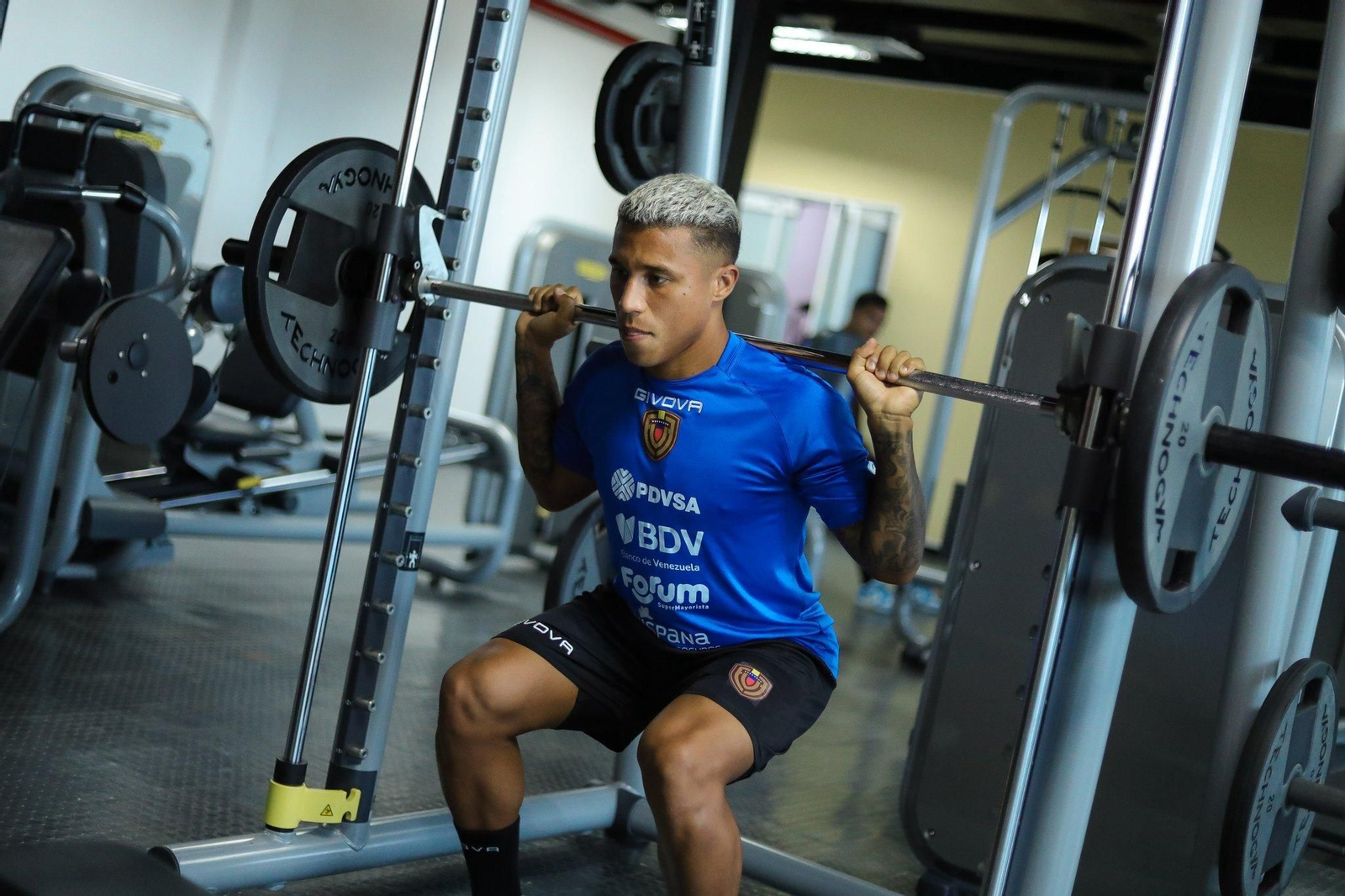 Machís hace pesas en una sesión con Venezuela.