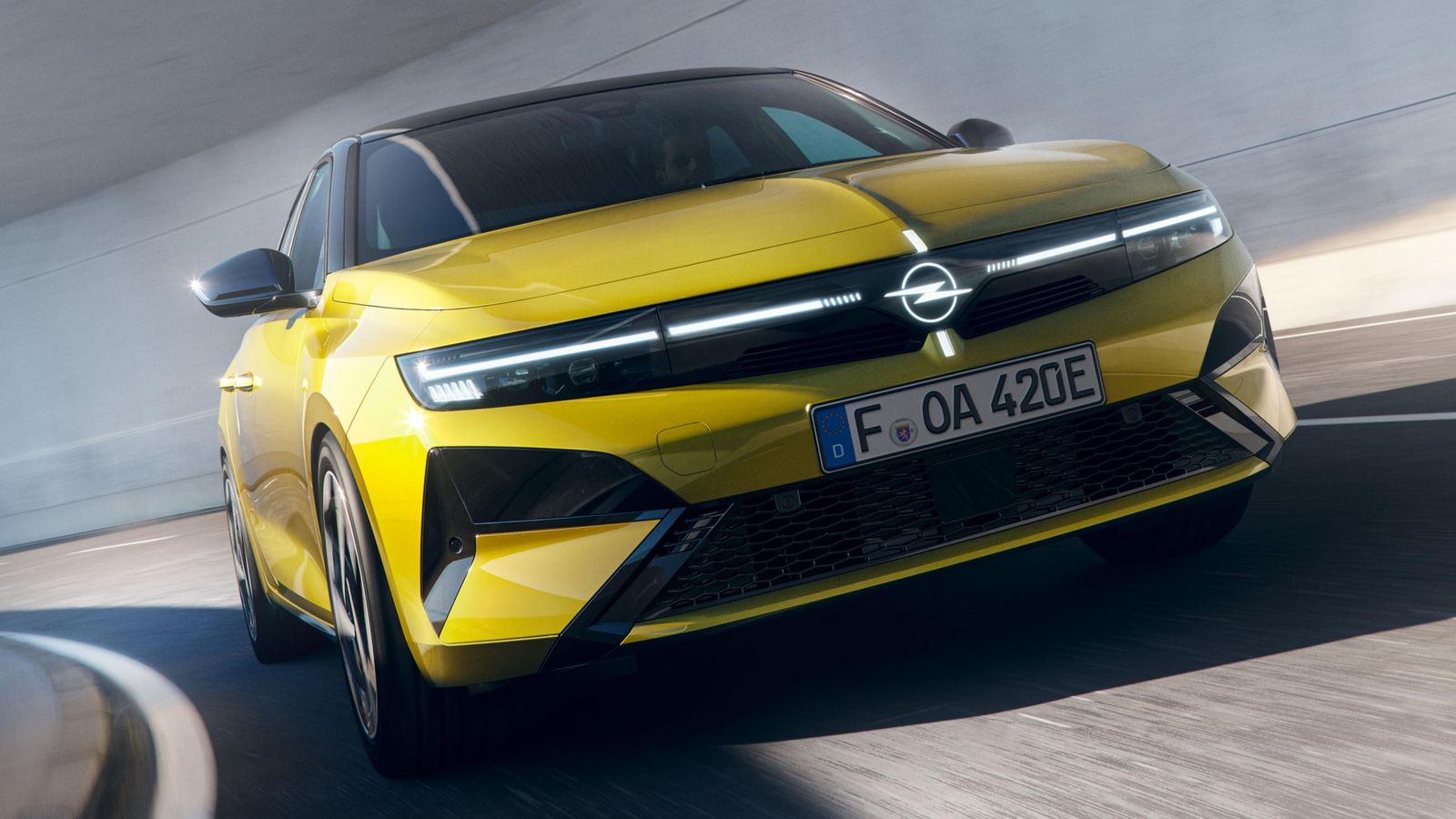 Es el frontal el que asumen los más de los cambios estéticos y, en particular, gracias a la iluminación de su zona central y que incluye al logotipo de la marca.