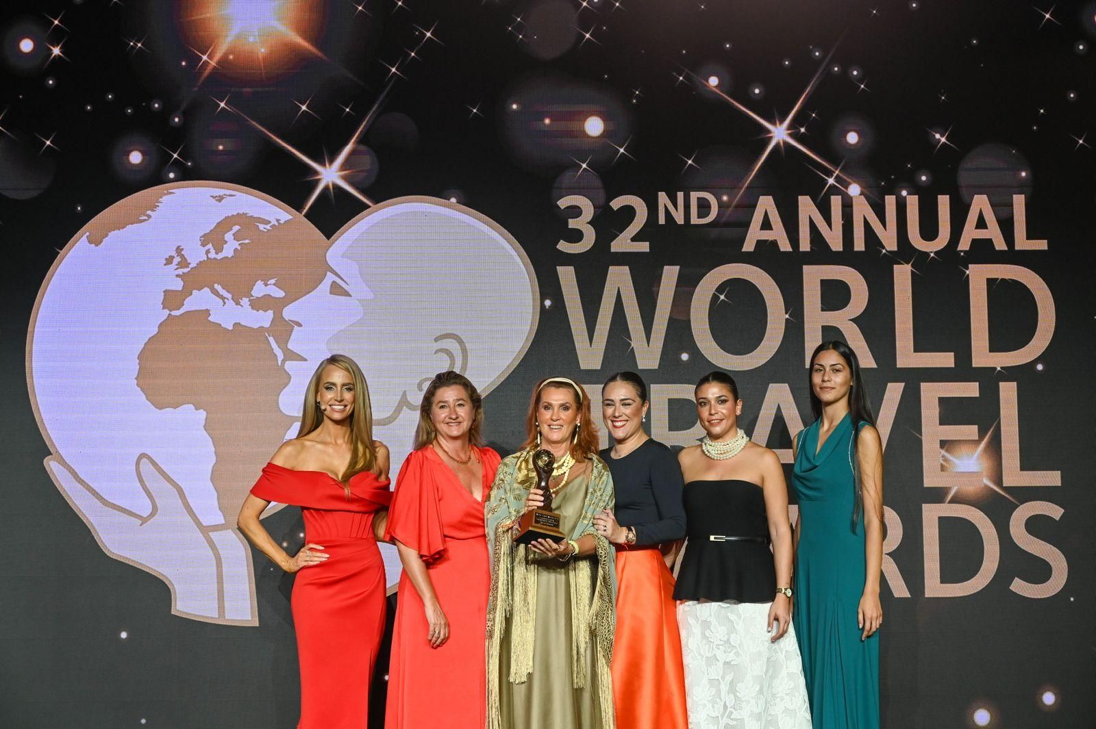 Marisa de Azcárate CEO de Kaizen Hoteles en el centro con el premio Mejor Grupo Hotelero Independiente