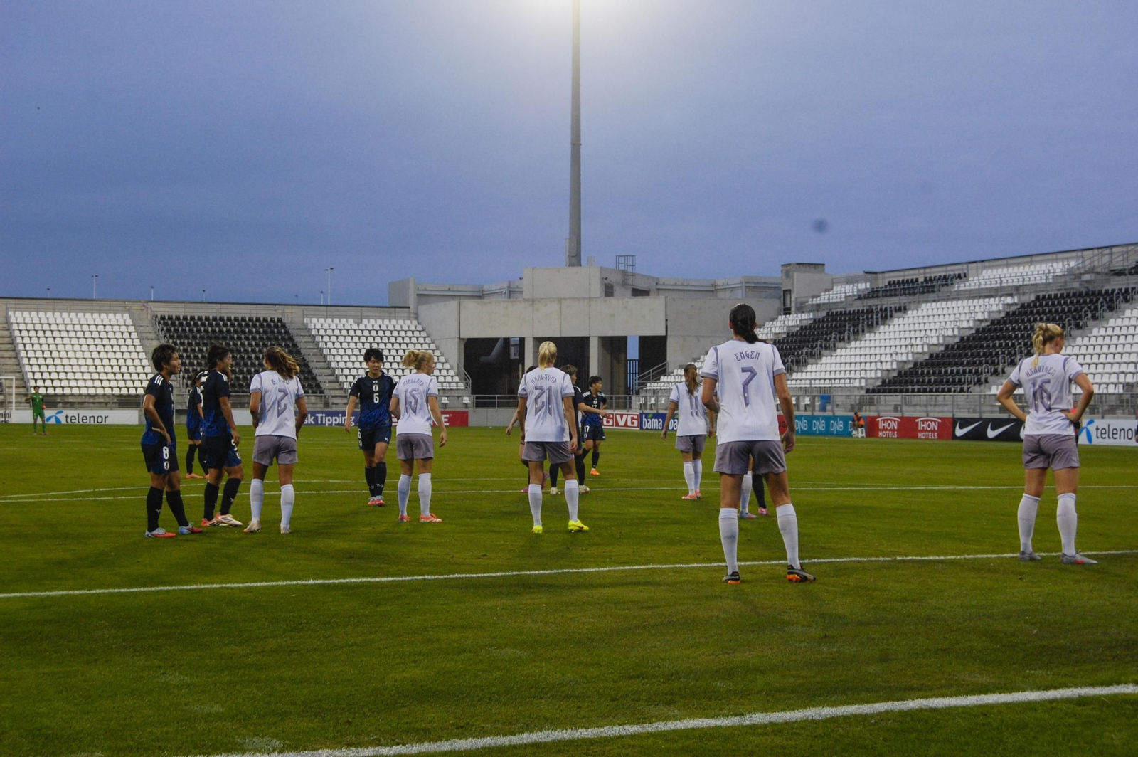 Las fotos del partido amistoso entre las selecciones femeninas de fútbol de Noruega y Japón en La Línea