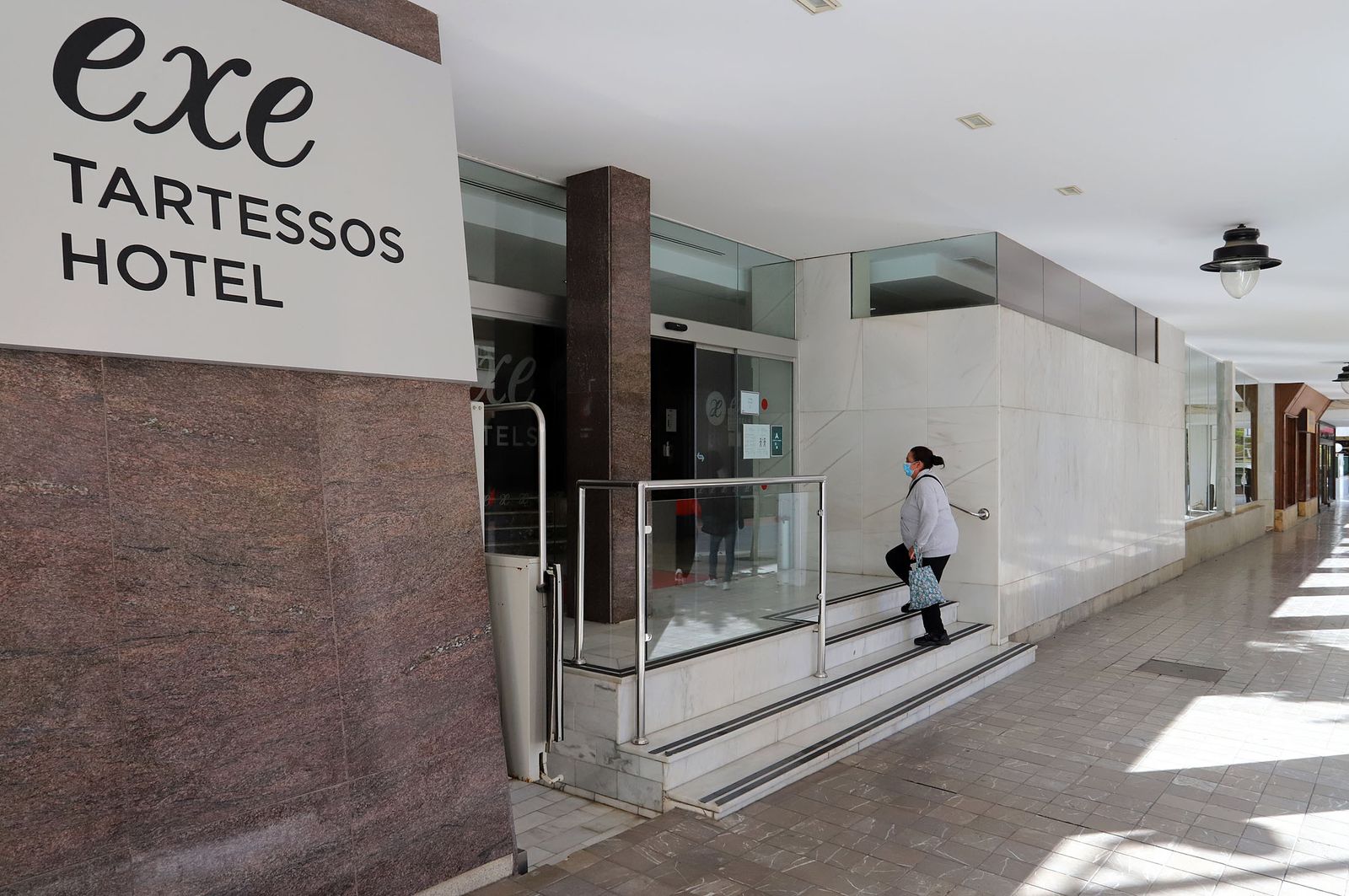 Fachada de un hotel del centro de la capital onubense.