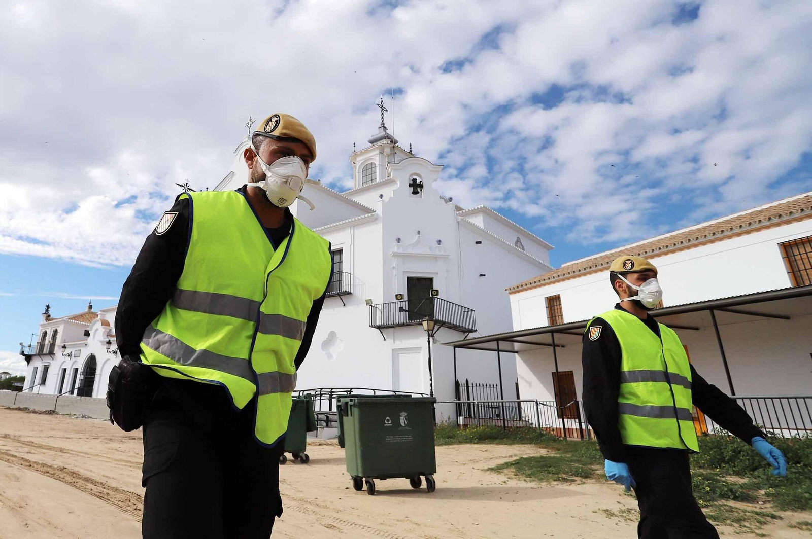Imágenes de la presencia de la UME en el Rocío para el confinamiento