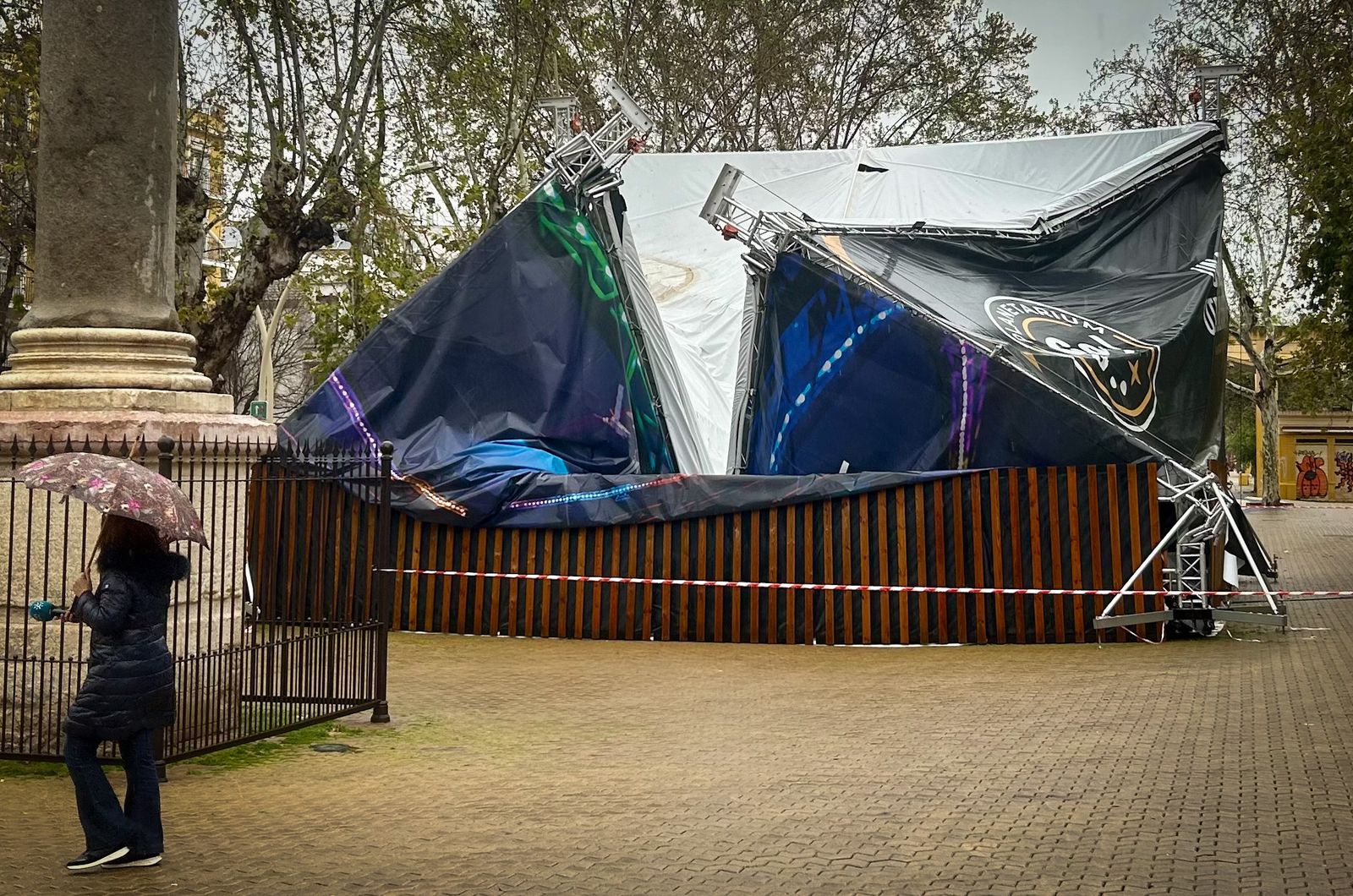Heridos varios niños en la caída de una carpa en la Alameda