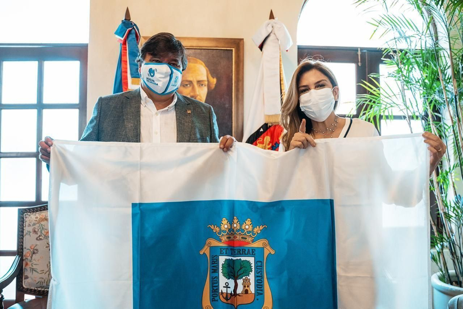 El alcalde de Huelva intercambiando banderas con la alcaldesa de Santo Domingo