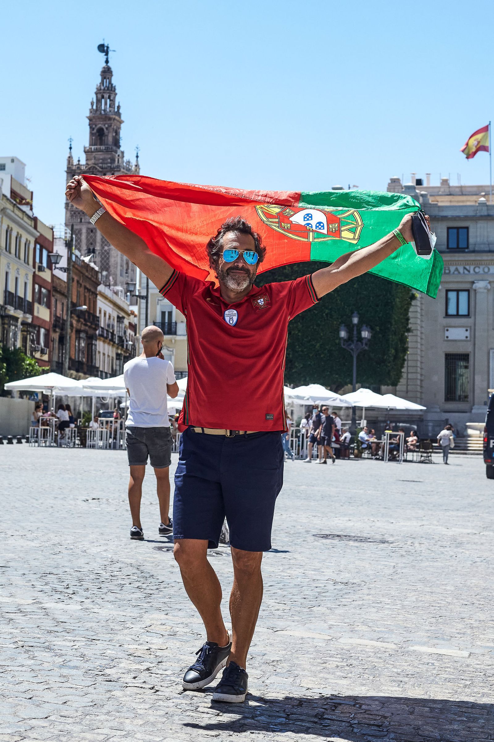 Imágenes de la convivencia entre belgas y portugueses por las calles de Sevilla.
