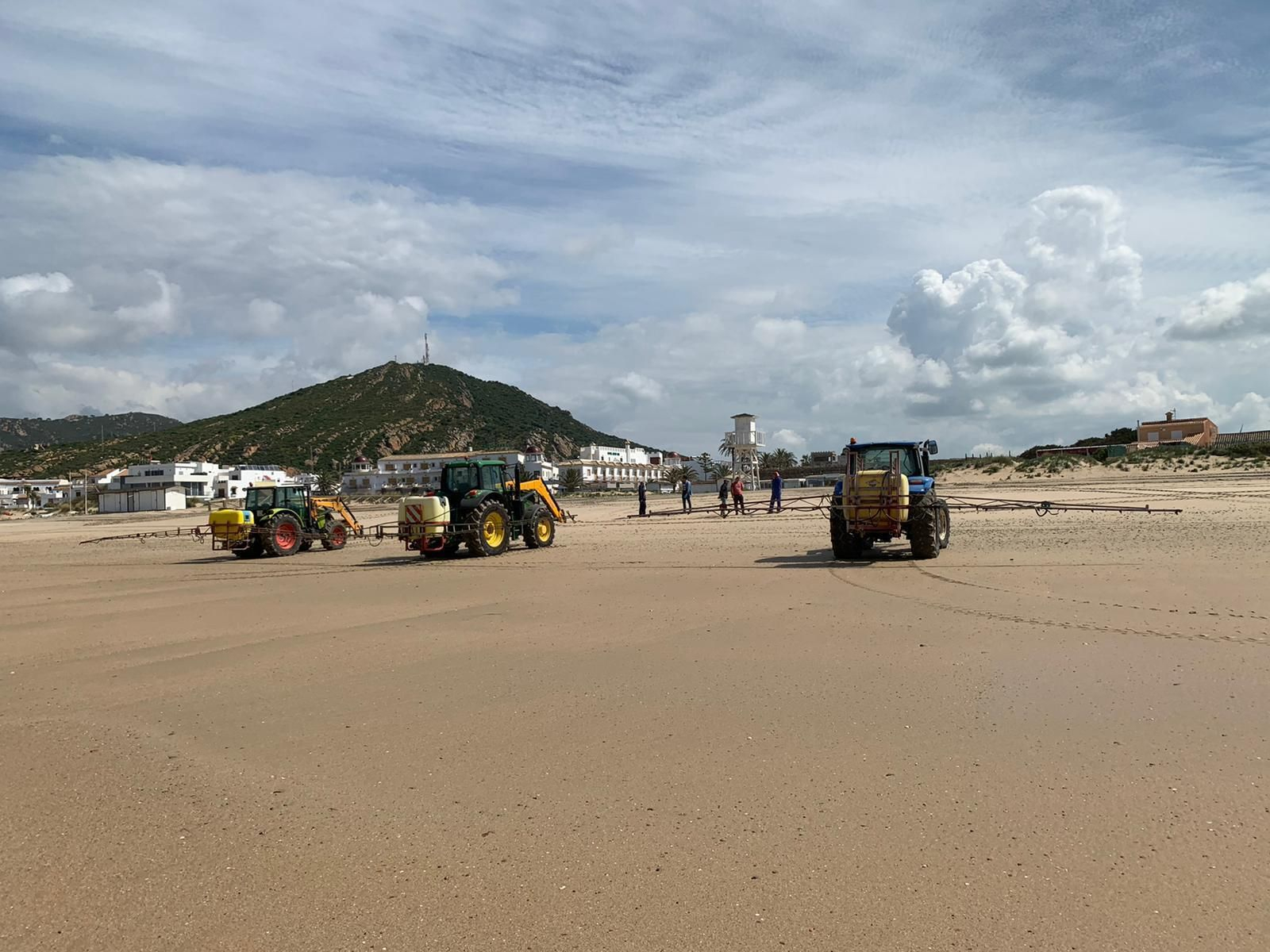 La desinfección se realizó con el apoyo de tres tractores agrícolas.