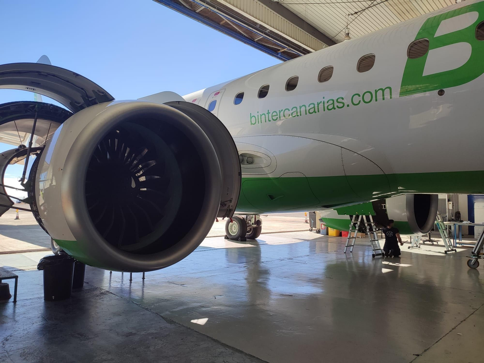 Un paseo en imágenes por el hangar de Binter, donde se revisan los aviones que vuelan a Córdoba