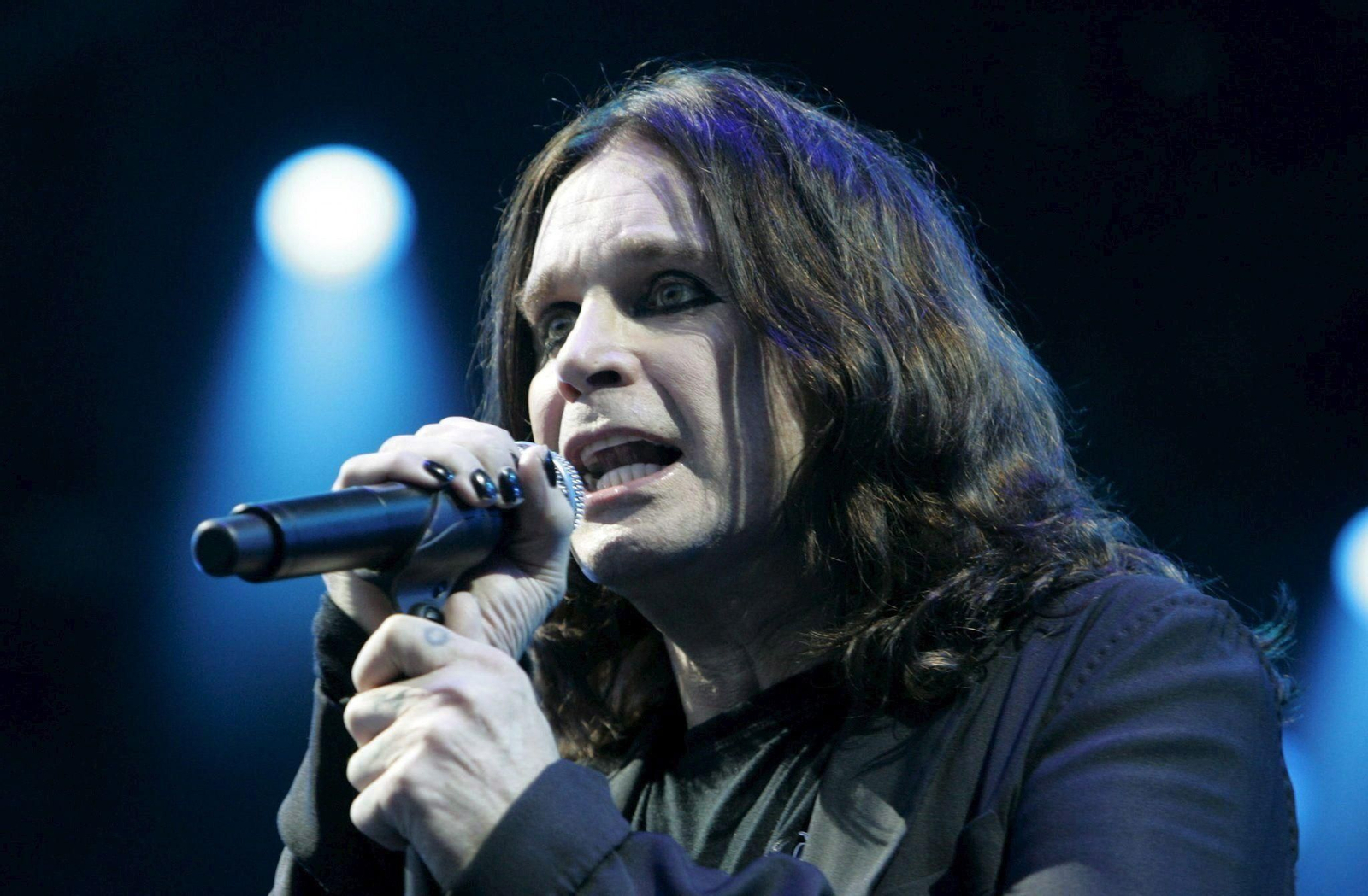 Ozzy Osbourne, micrófono en mano, durante la celebración de uno de sus conciertos.