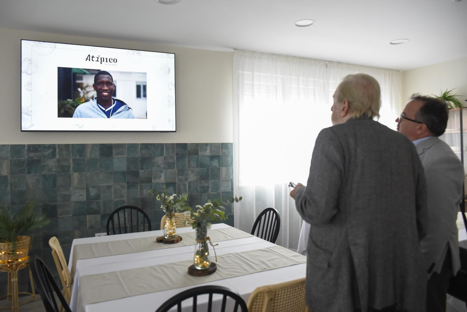 Fotos de la apertura del restaurante solidario Atípico de Betania en La Línea