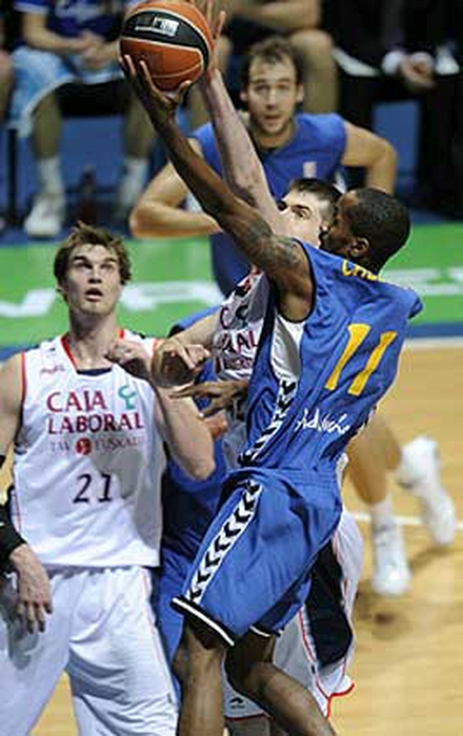 Earl Calloway se estira para anotar ante la antenta mirada de los jugadores del Caja Laboral.

Foto: ACB Photo / L. González