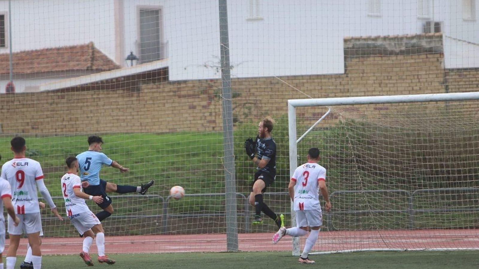 Leo intenta superar al meta Brian.