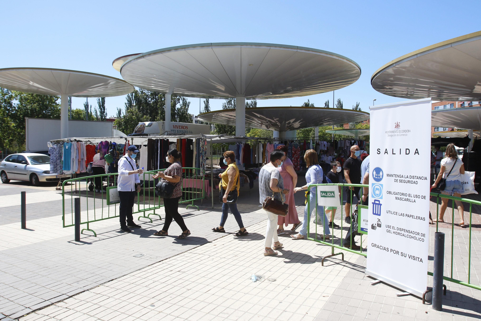 El regreso de los mercadillos de Córdoba tras la crisis del coronavirus, en fotos