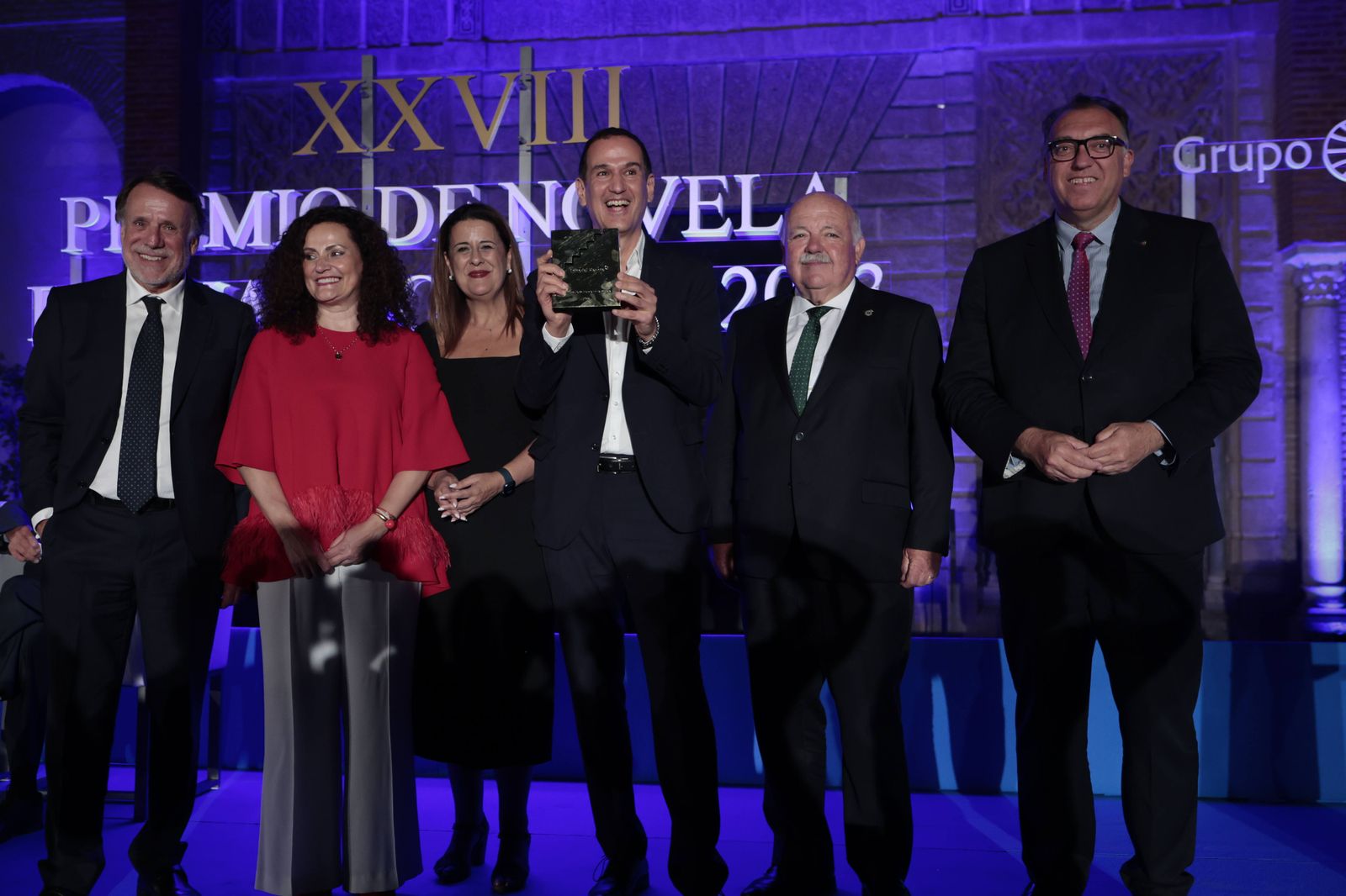 Roberto Santiago con el premio Fernando Lara