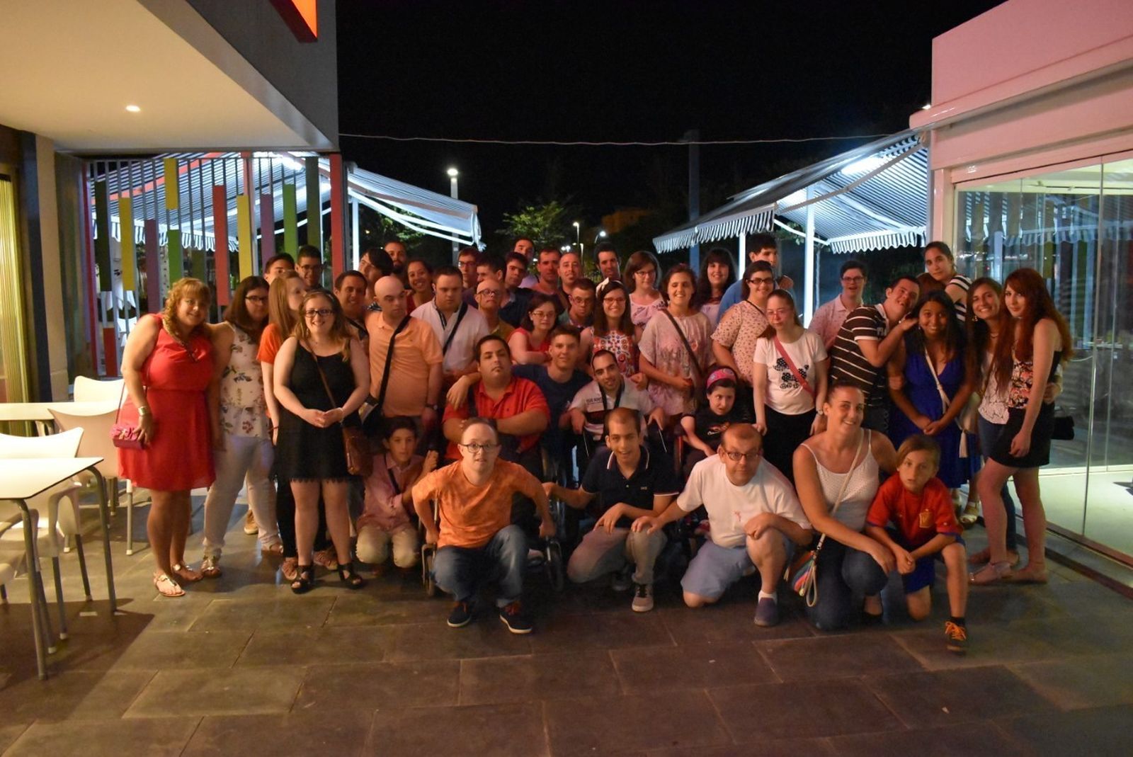 El grupo de jóvenes de Vive en su noche de fin de curso.