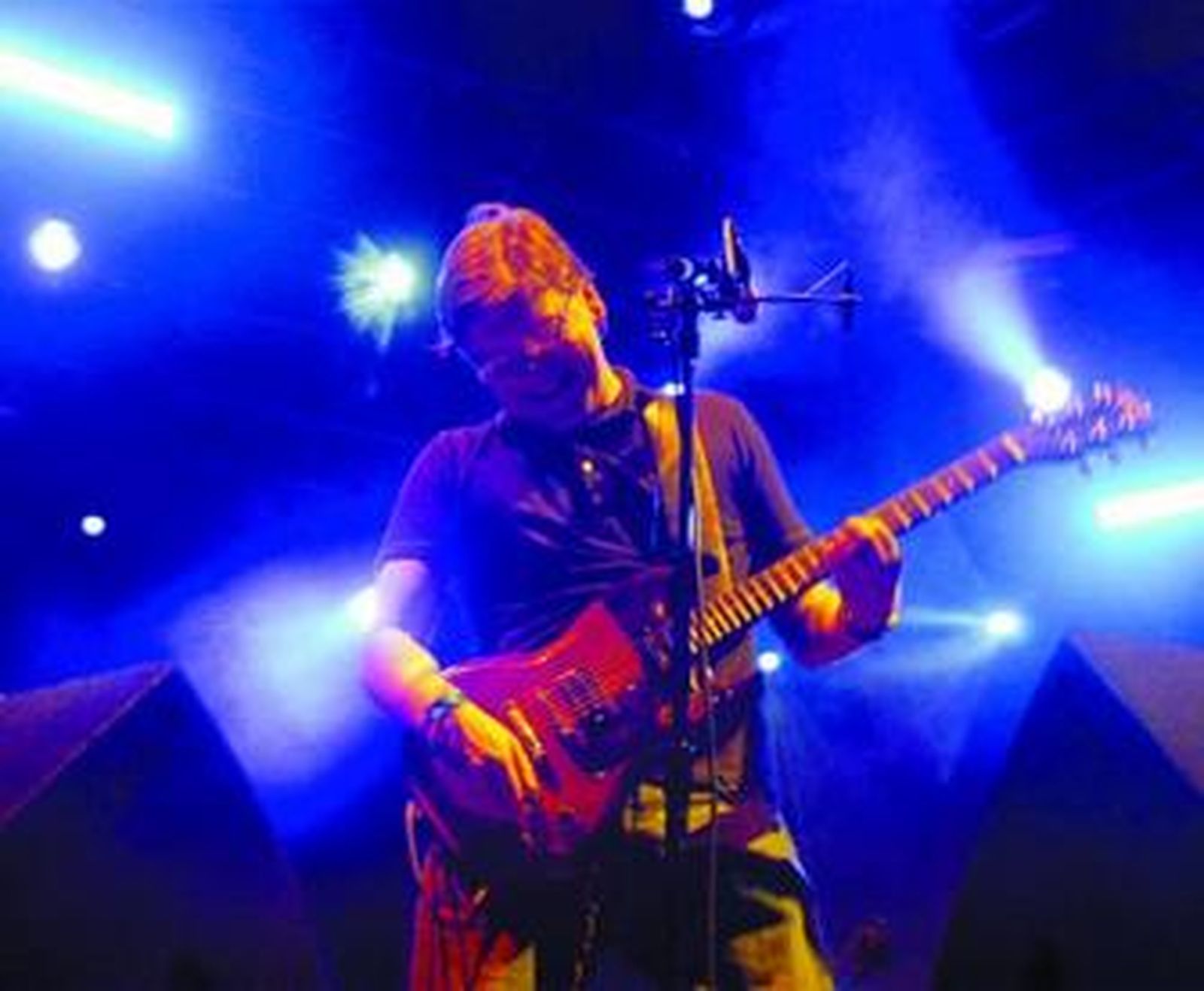 Un miembro del grupo Teenage Fanclub durante su actuación en el Festival Contempopránea.