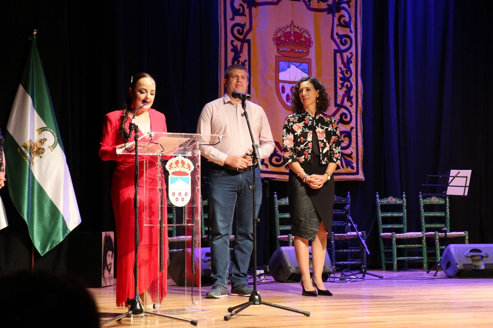 La bailaora Priscila Pérez durante su discurso al recibir el galardón por parte del alcalde José Morales Morales.