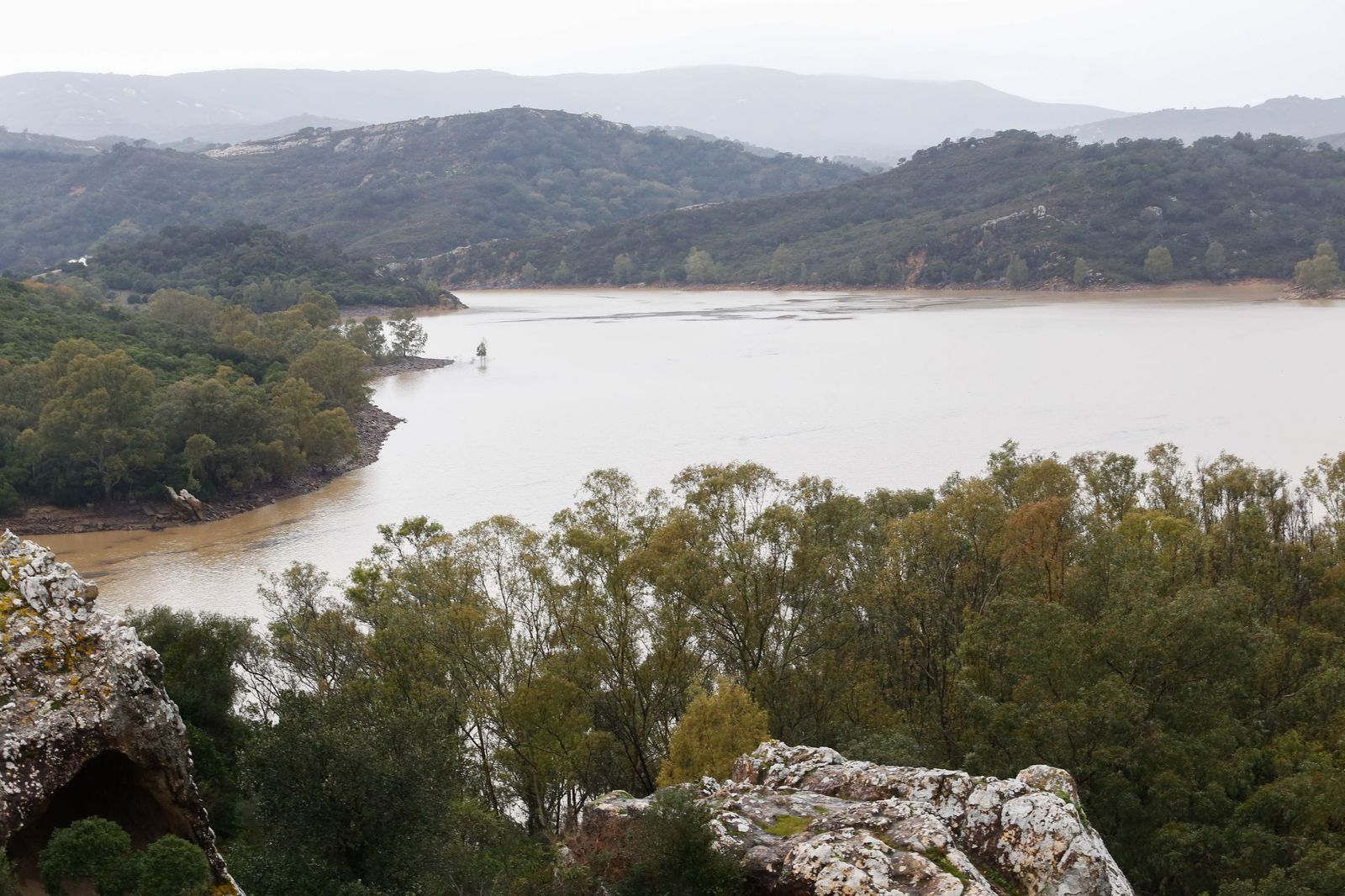 El pantano de Guadarranque, al 82% tras semanas desembalsando, en imágenes