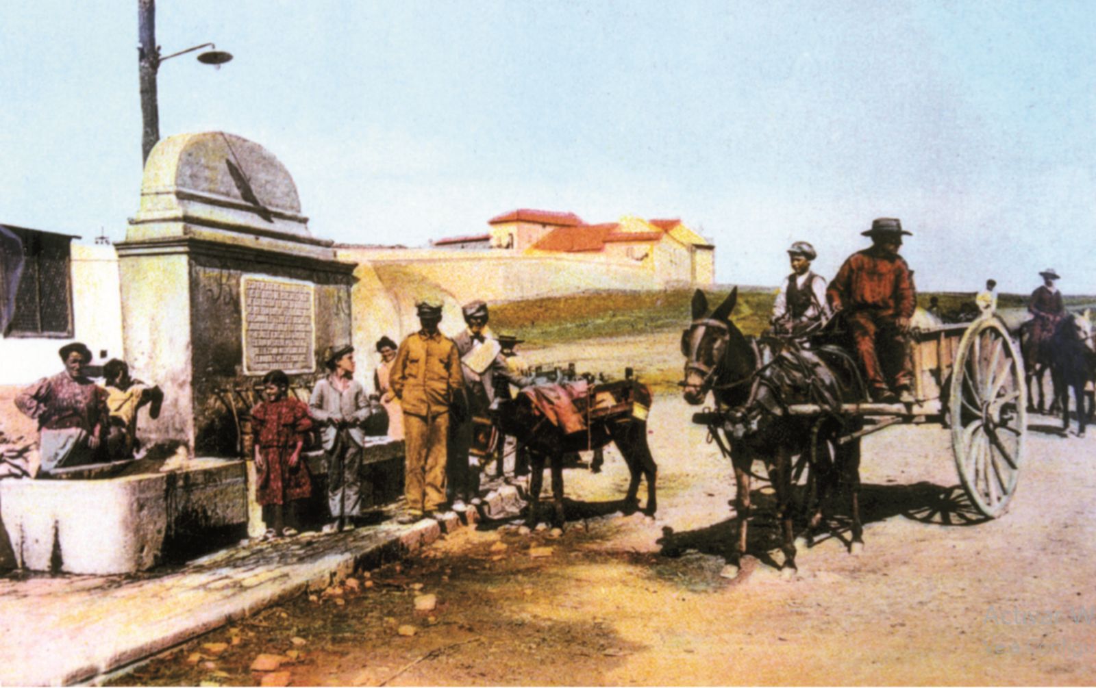 La fuente del Tejarillo, luego denominada Fuente Nueva, en 1906. Véanse los seis caños, dos pilones para abrevadero del ganado y la lápida conmemorativa de la erección de la misma.