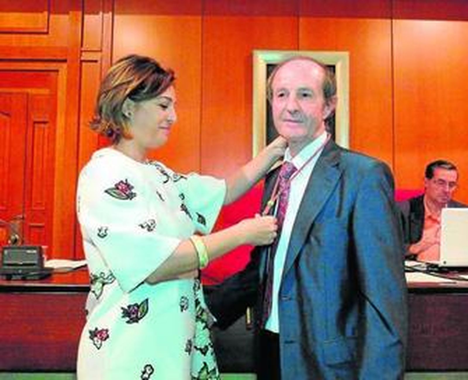 La alcaldesa impone la medalla de concejal al nuevo edil socialista, Andrés Pino.