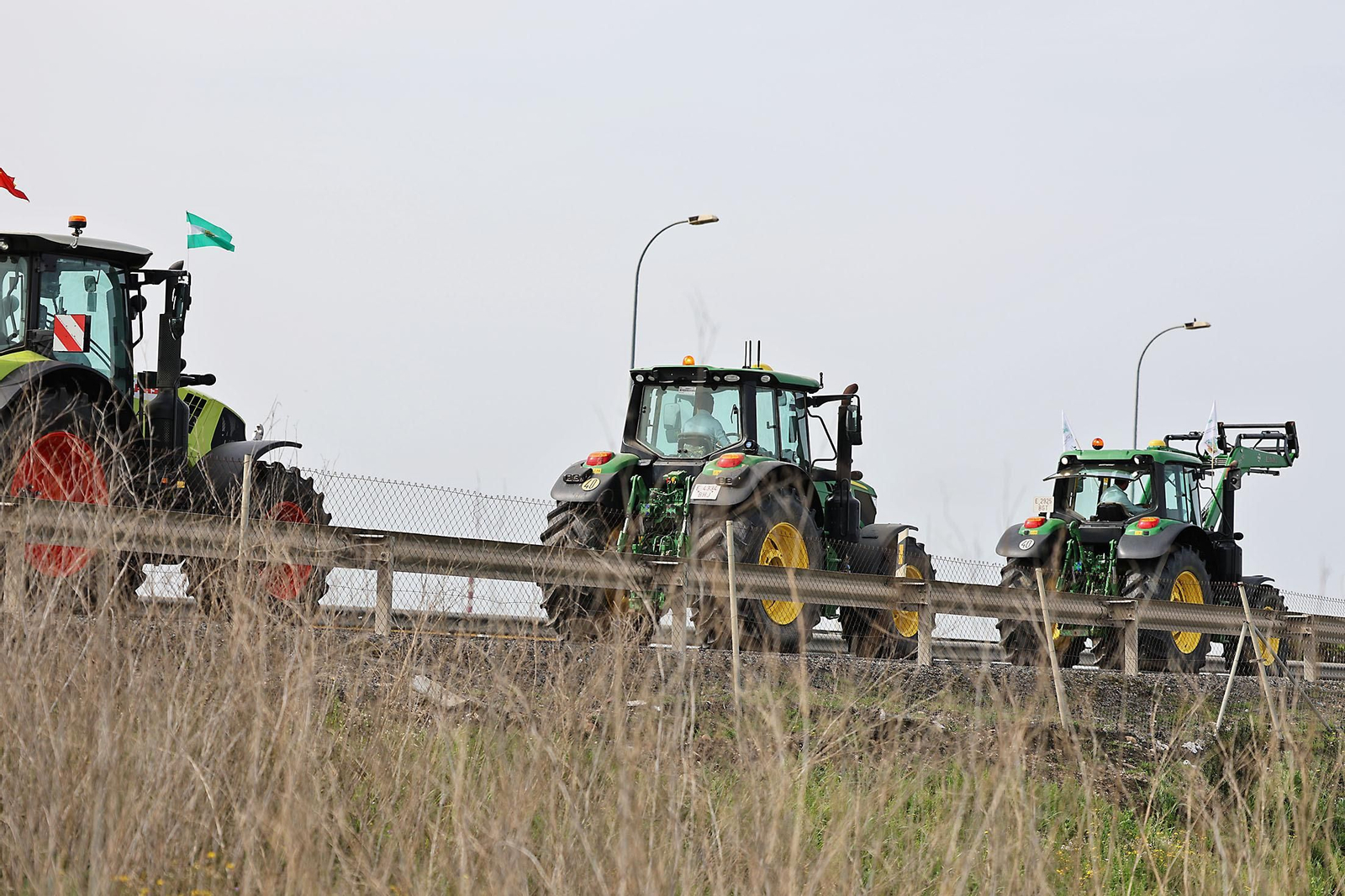 Imágenes de la multitudinaria tractorada de los agricultores en Huelva