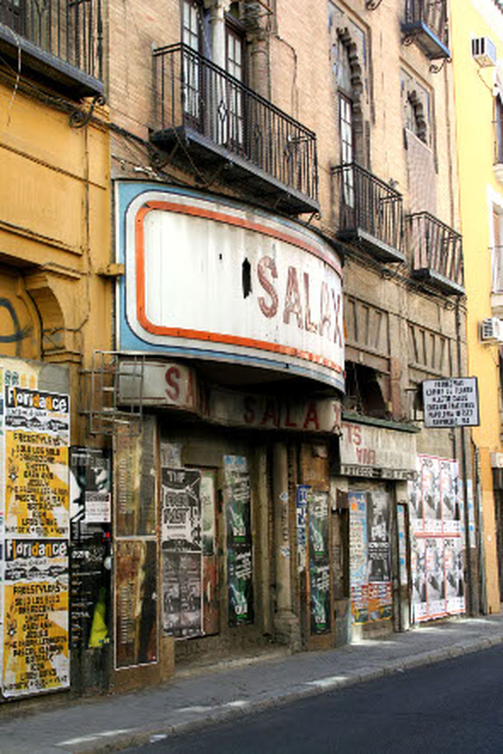 El cartel de la antigua sala de cine X de Amor de Dios ya es historia