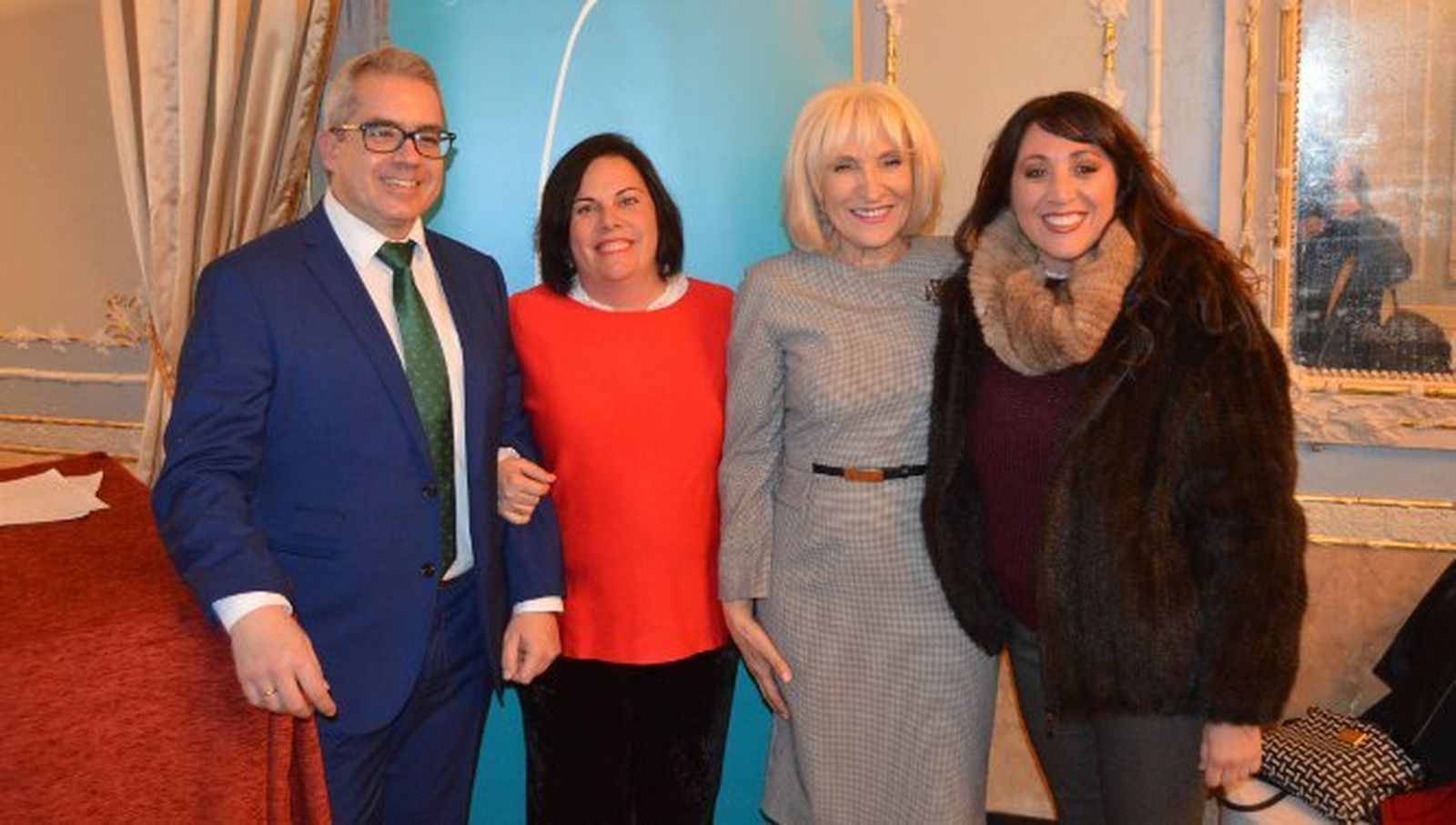 El director del Museo de Cádiz, Juan Ignacio Vallejo, junto a Rebeca Guerrero, Susi Cigüela y Ana del Corral, durante la Tertulia Delgado Lallemand, en el Casino Gaditano.