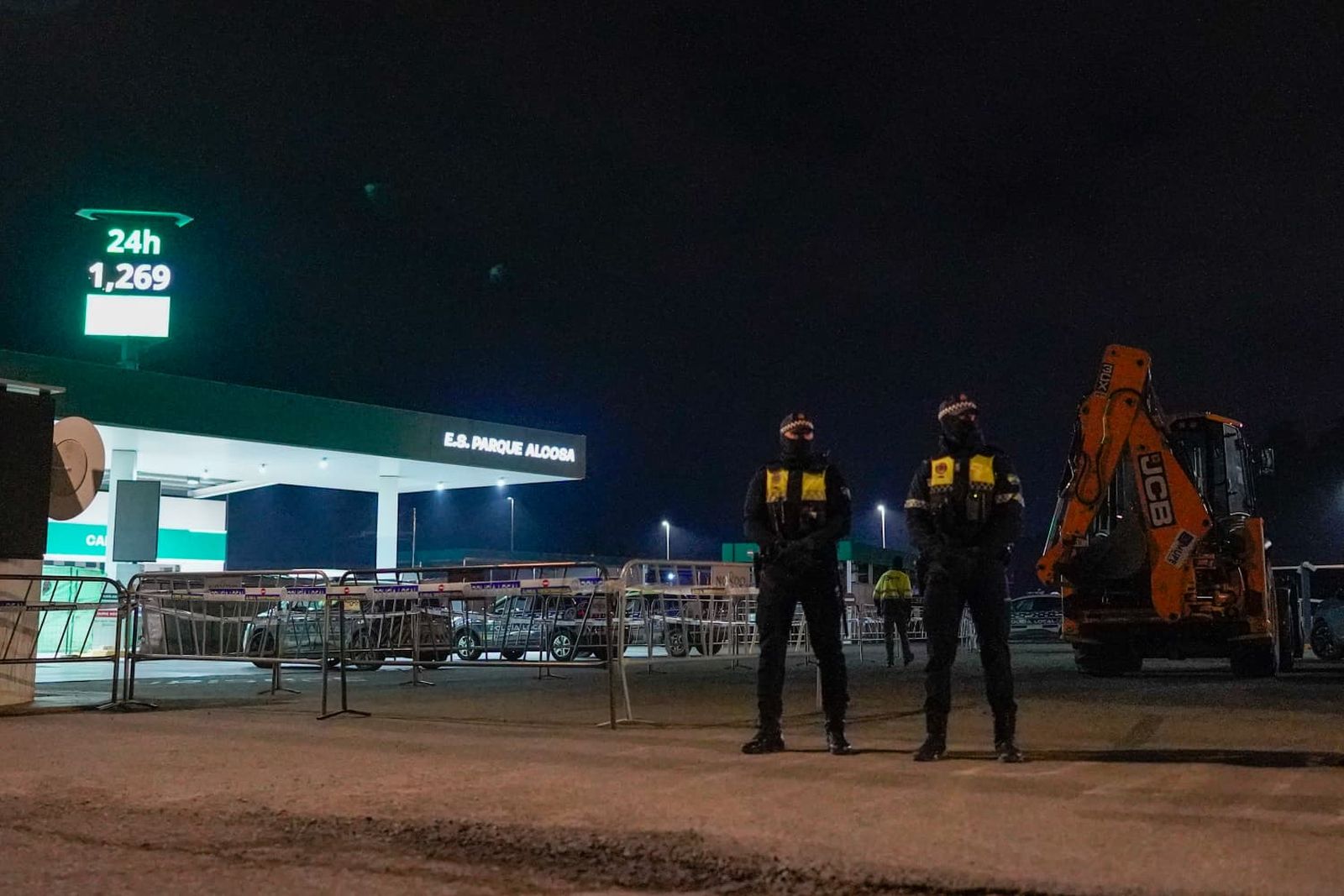 El derribo de la gasolinera de Alcosa, todas las fotos