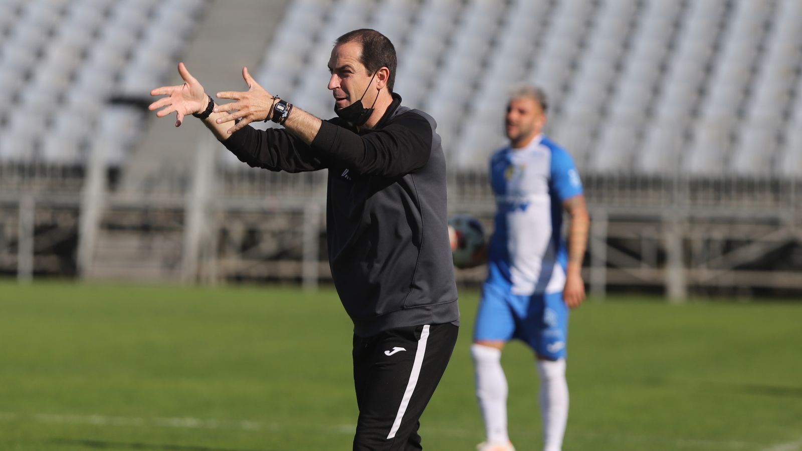 Diego Caro no paró de dar instrucciones a sus jugadores.