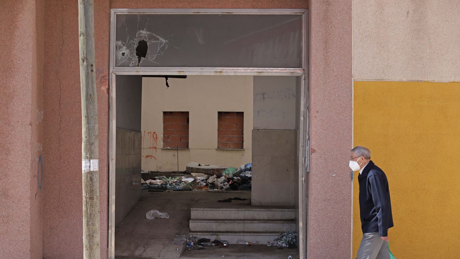 Fotos del edificio okupa de El Secano en Algeciras