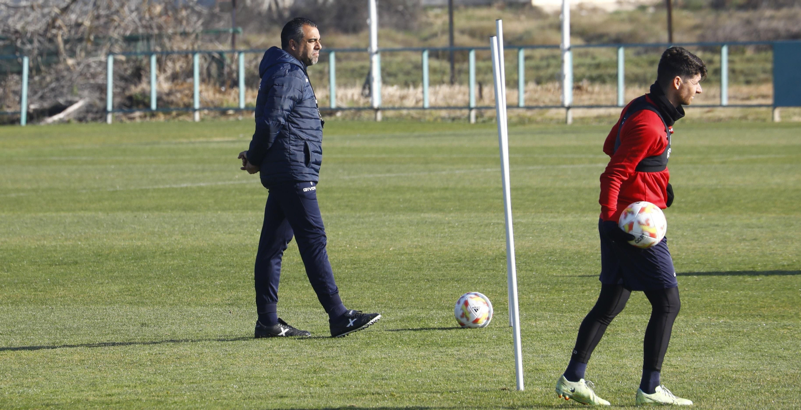 Germán Crespo, en presencia de Javi Flores, sigue atento el entrenamiento.