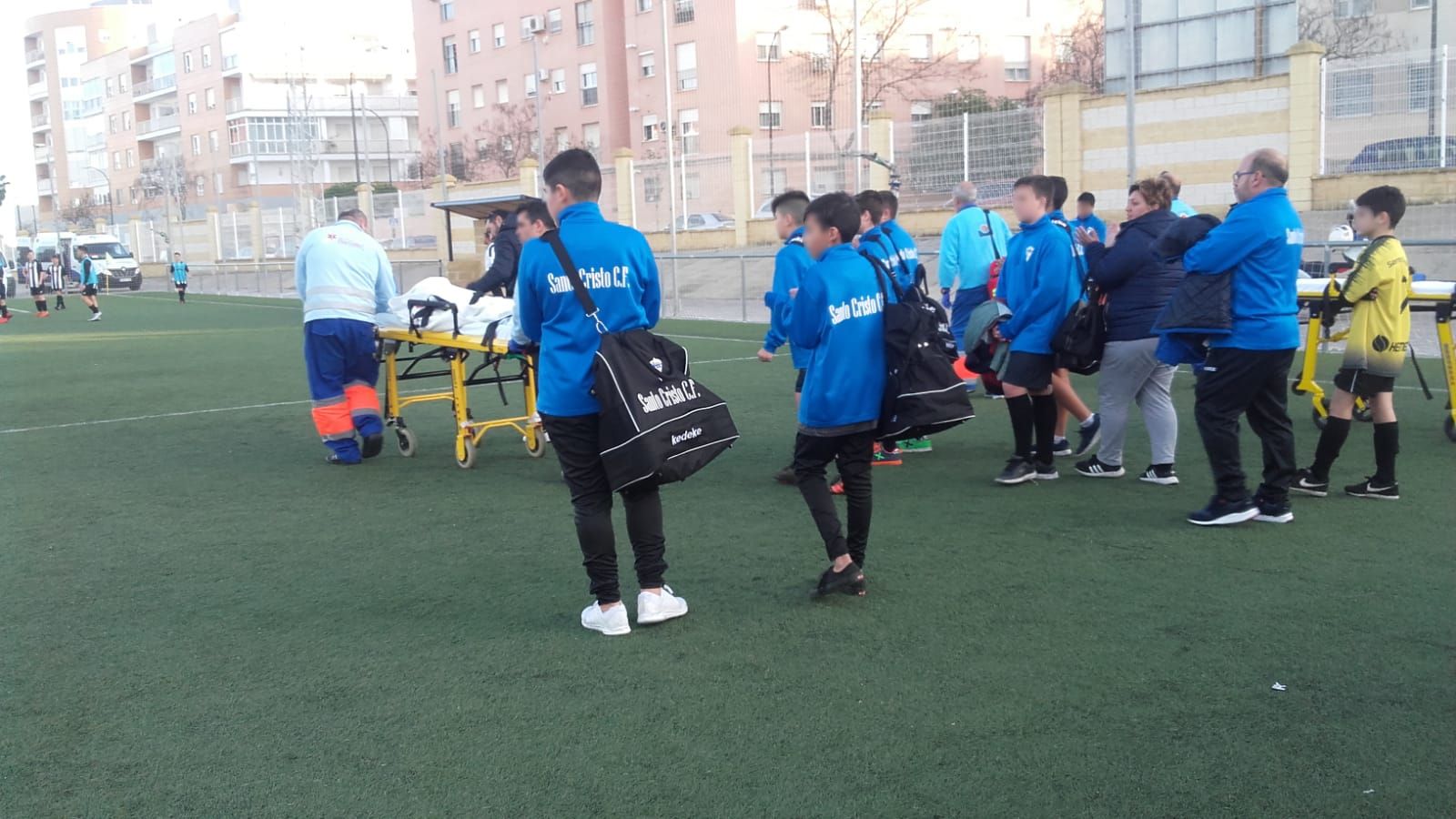 Guillermo es trasladado a una ambulancia en el campo isleño Gómez Castro.