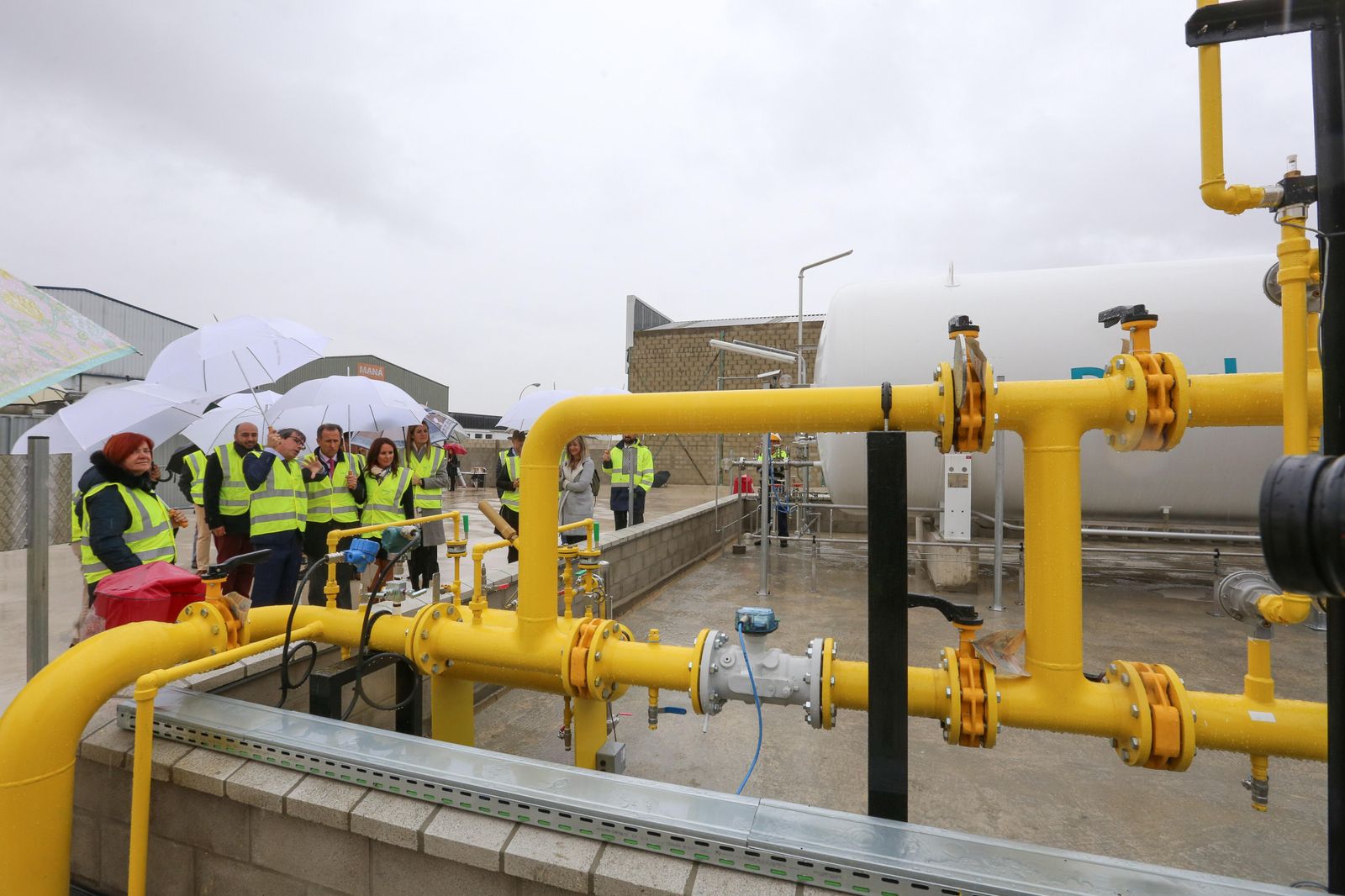 Autoridades y representantes de Redexis, durante una visita a las instalaciones de Pelagatos.