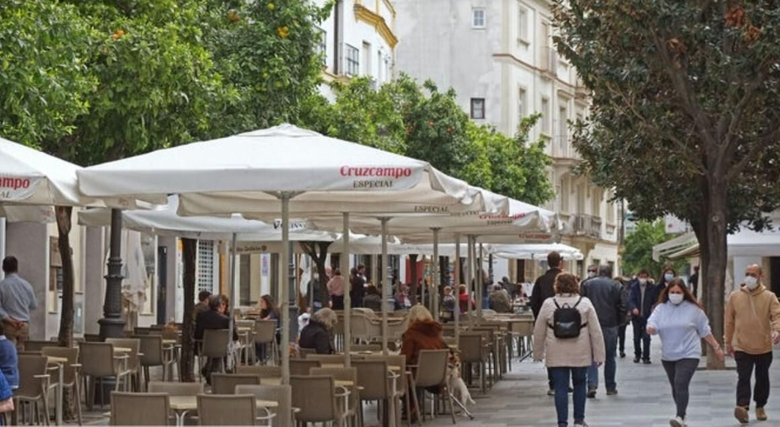 Imagen de los veladores de un bar del centro con algunos clientes.