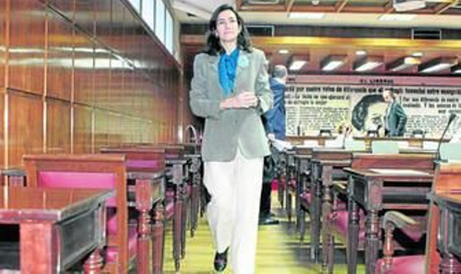 La ministra de Cultura, Ángeles González -Sinde, acudiendo a una de sus controvertidas comparecencias de la jornada de ayer.
