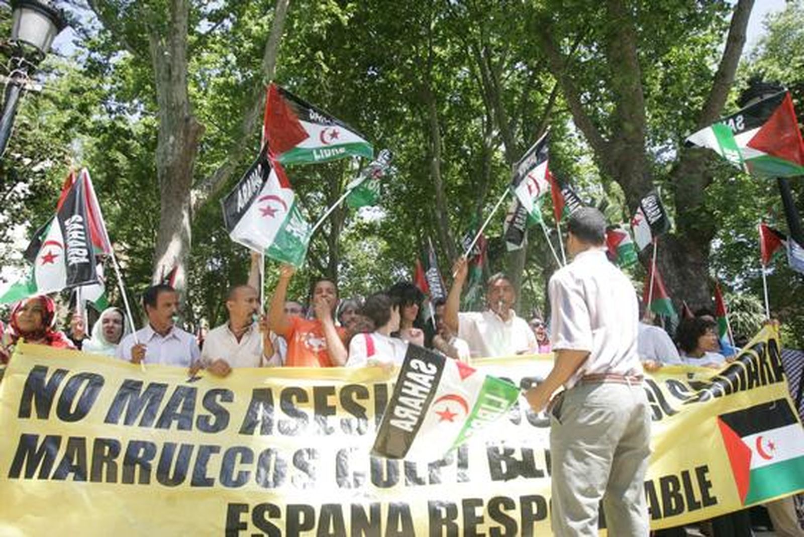 Unas 200 personas reclaman el Sahara libre antes el Consulado de Marruecos donde les responden unos 30 marroquíes gritando y besando la bandera de su país./Fotos:J.M.Quiñones

Foto: J.M.Q.