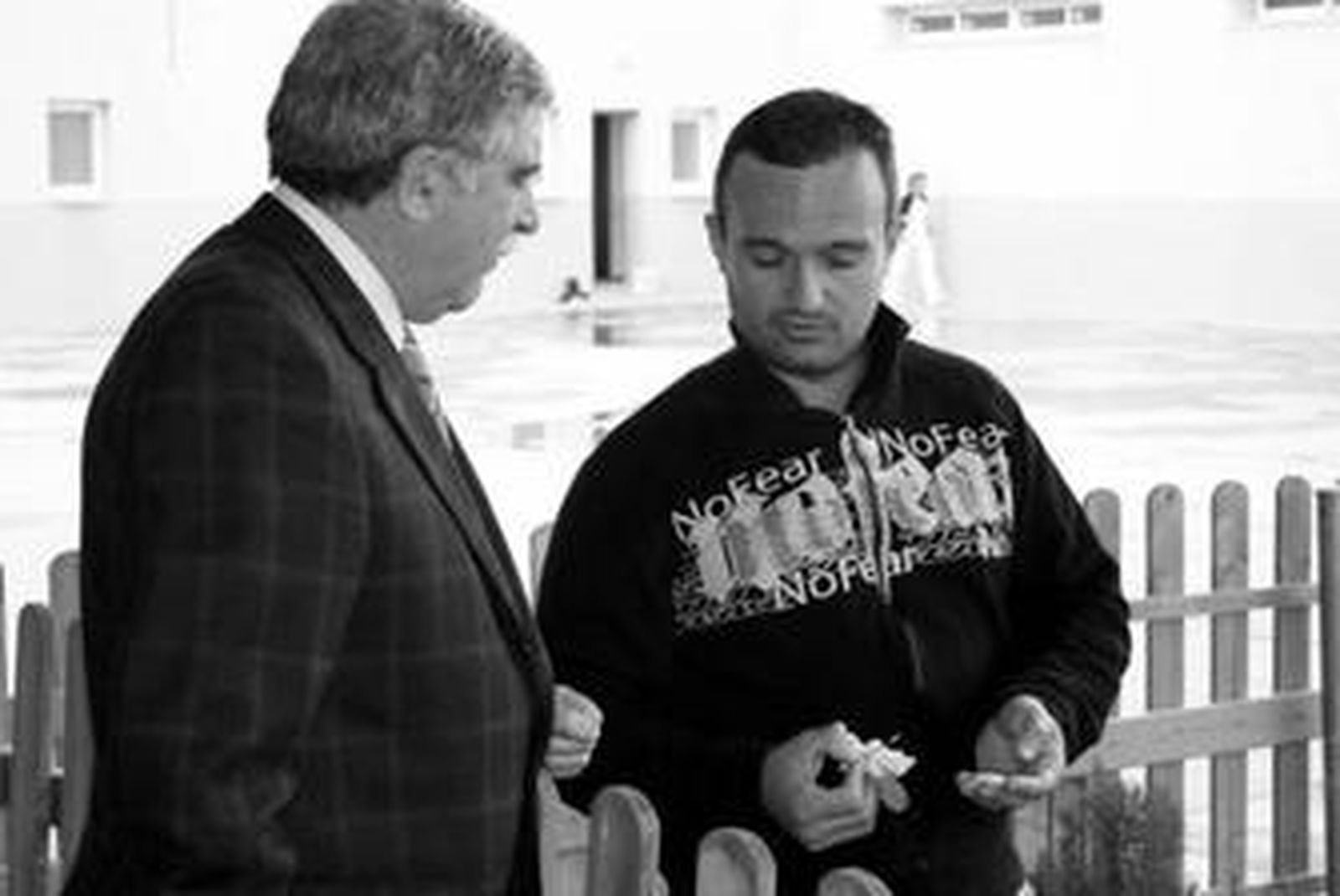 Un padre enseña a Brenes utensilios de droga hallados en el centro de Tarifa.